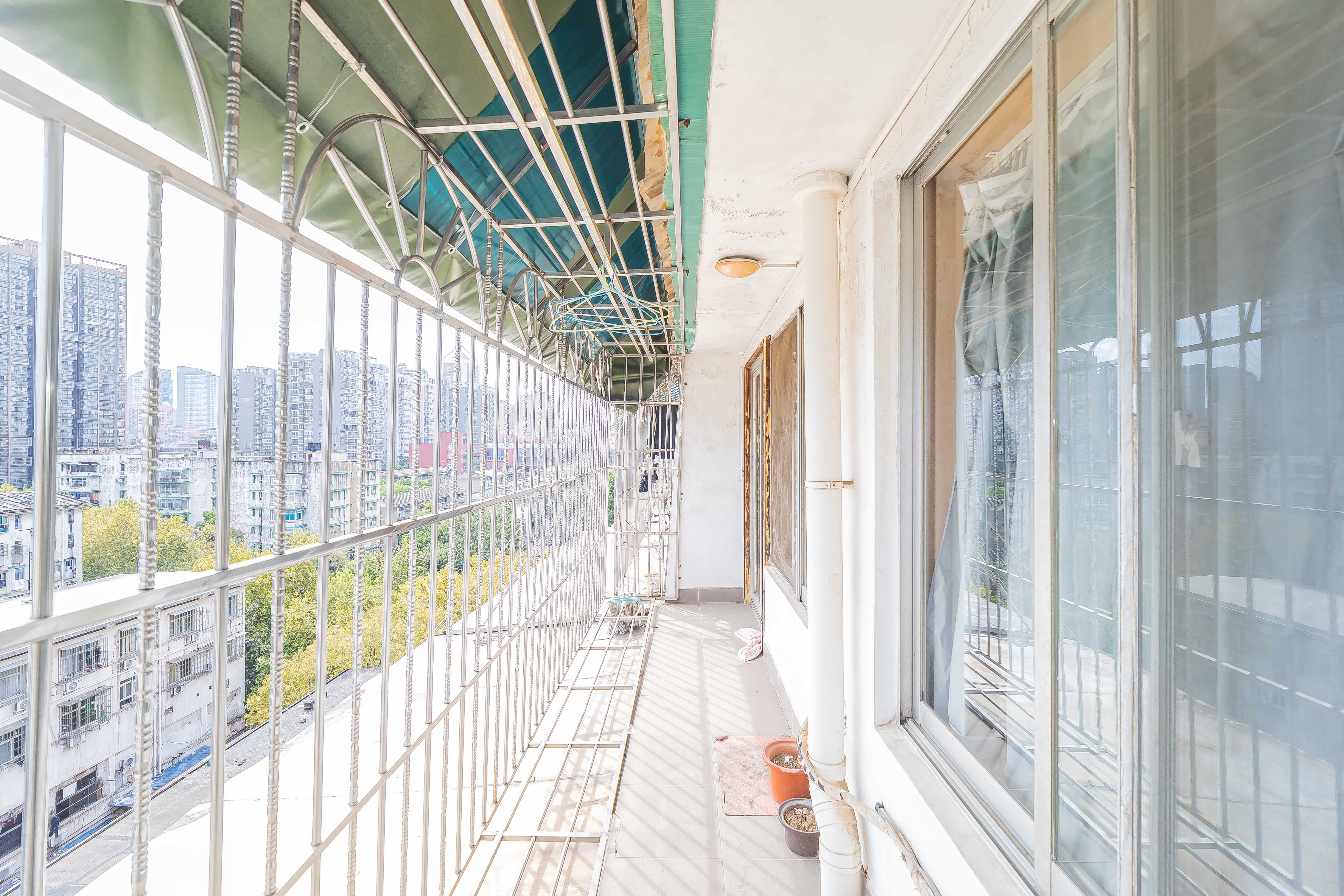 亮丽阁公寓  3室2厅1卫    60.0万阳台