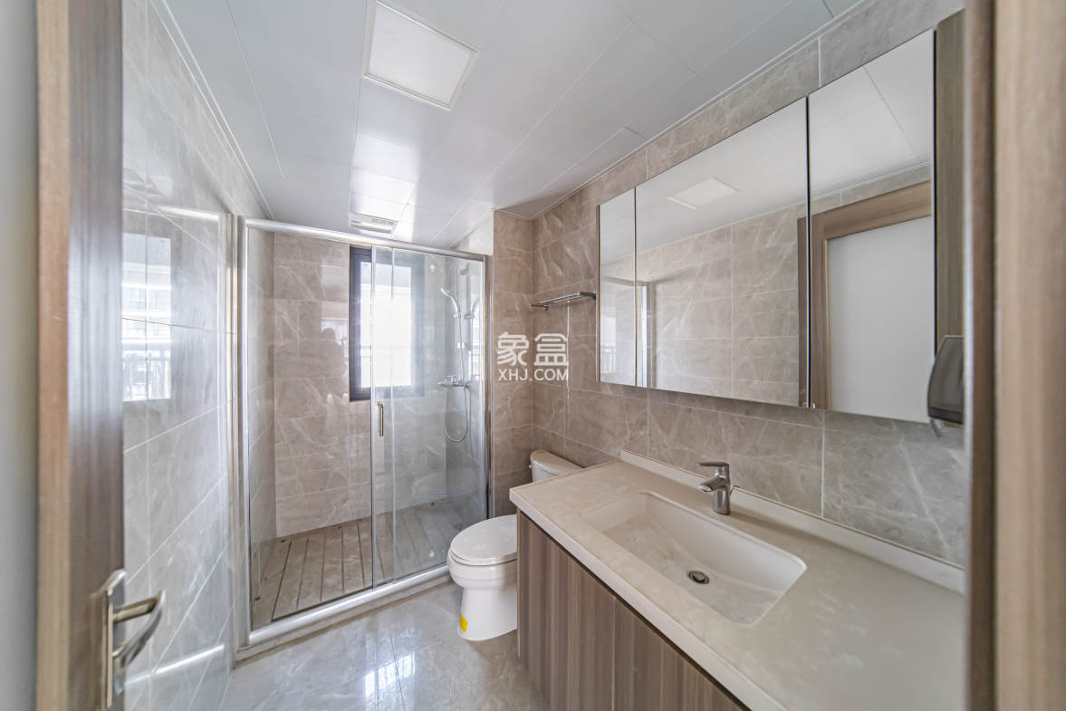 中海阅麓山一期 3室2厅2卫 162.0万 中海阅麓山一期 3室2厅2卫 162.0万卫生间