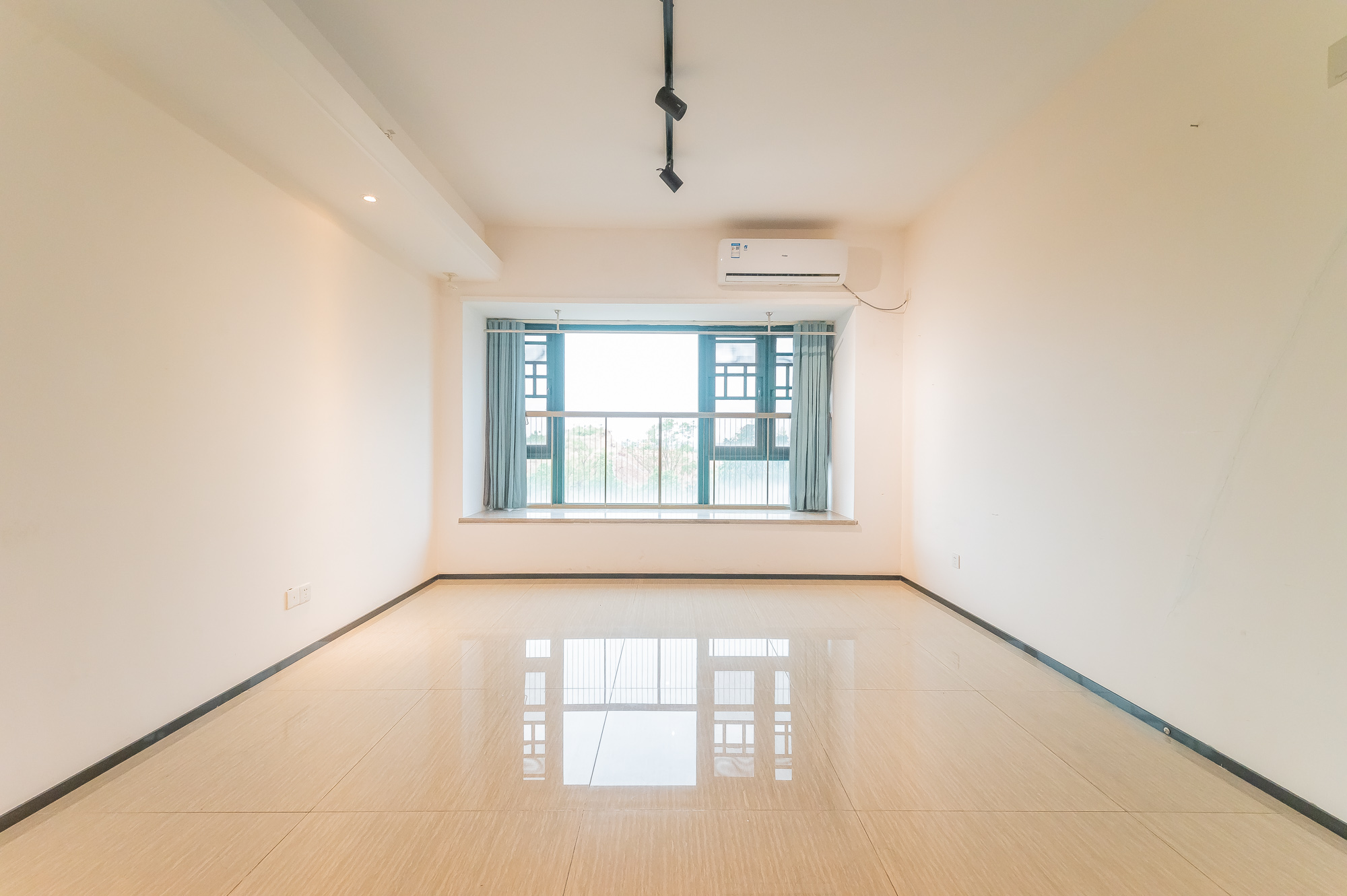 恒大翡翠华庭 1室1厅1卫 34.0万 恒大翡翠华庭 1室1厅1卫 34.0万客厅