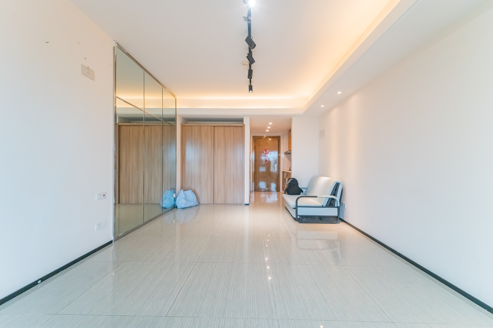 恒大翡翠华庭 1室1厅1卫 34.0万 恒大翡翠华庭 1室1厅1卫 34.0万客厅