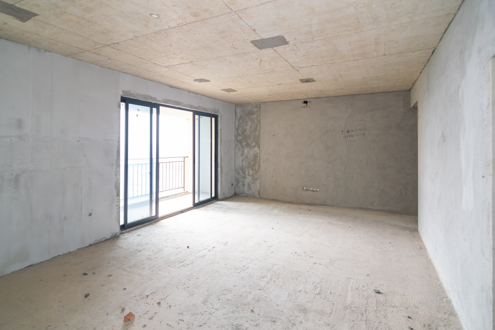 鸿海公园里 4室2厅2卫 67.9万 鸿海公园里 4室2厅2卫 67.9万客厅