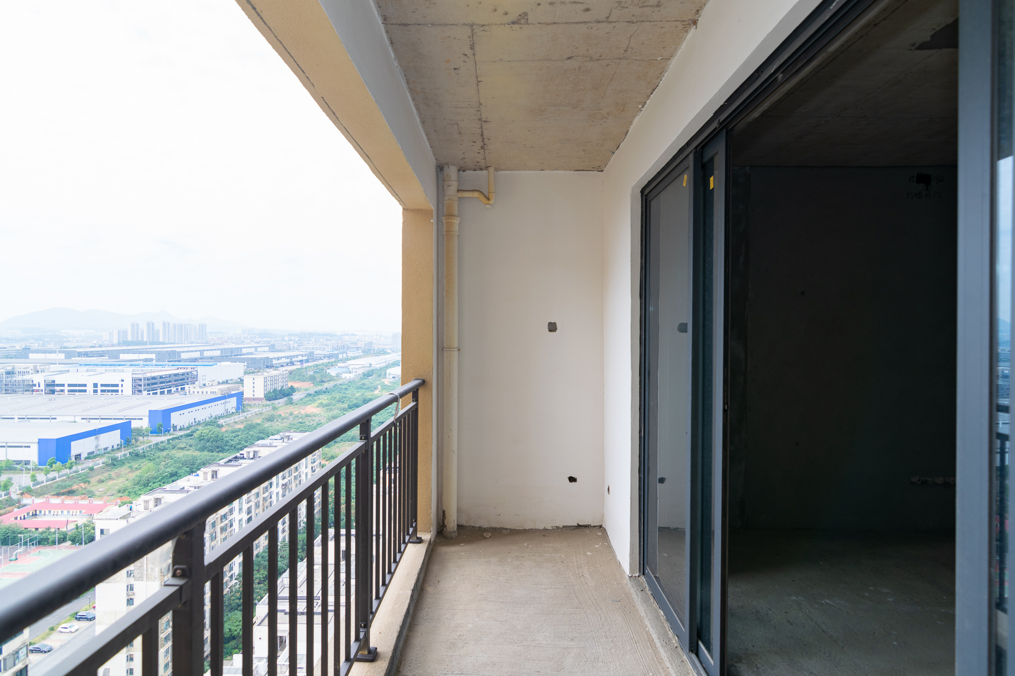 鸿海公园里 4室2厅2卫 67.9万 鸿海公园里 4室2厅2卫 67.9万阳台