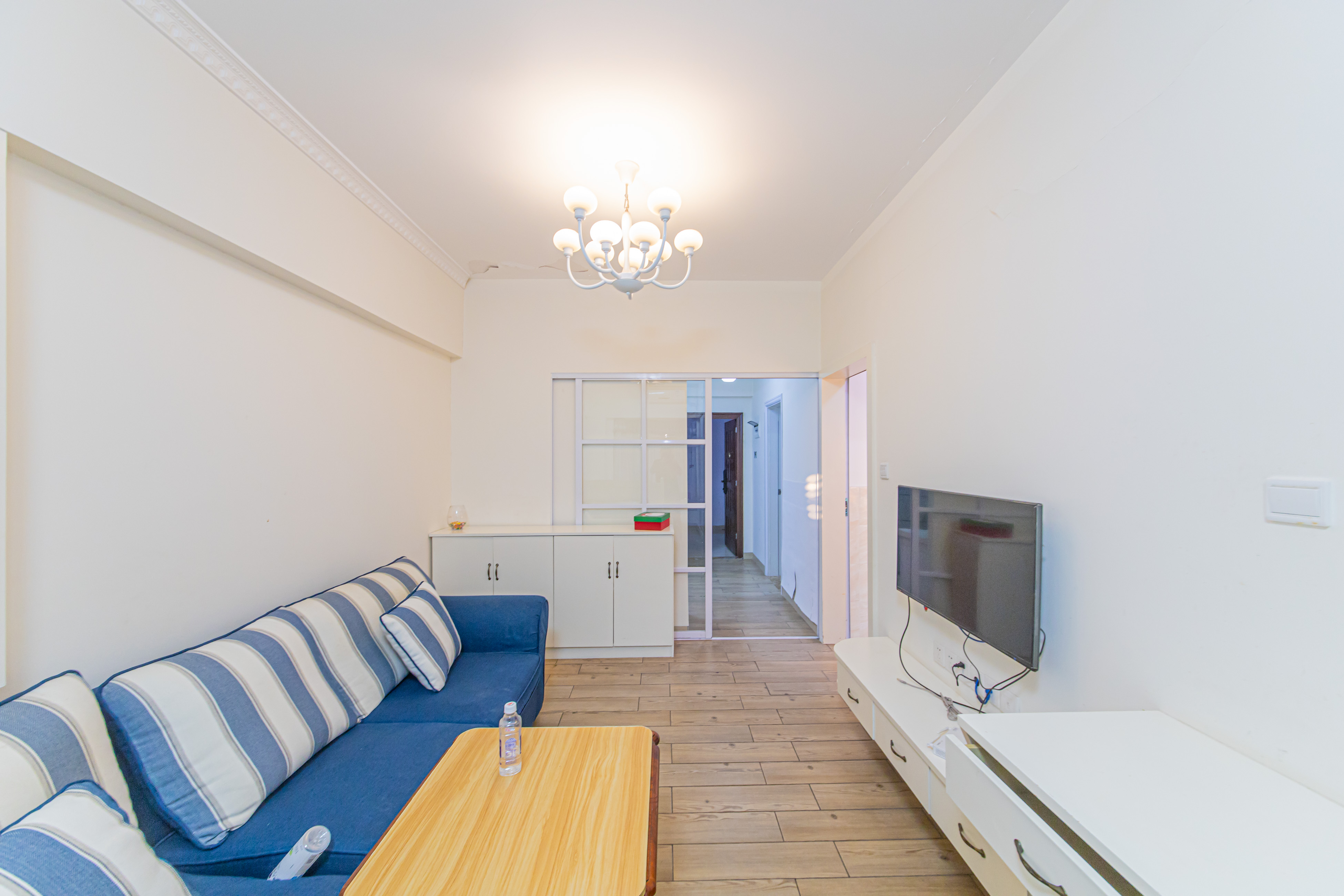 绿地公馆(绿地名邸)  1室1厅1卫    51.0万 绿地公馆(绿地名邸)  1室1厅1卫    51.0万客厅