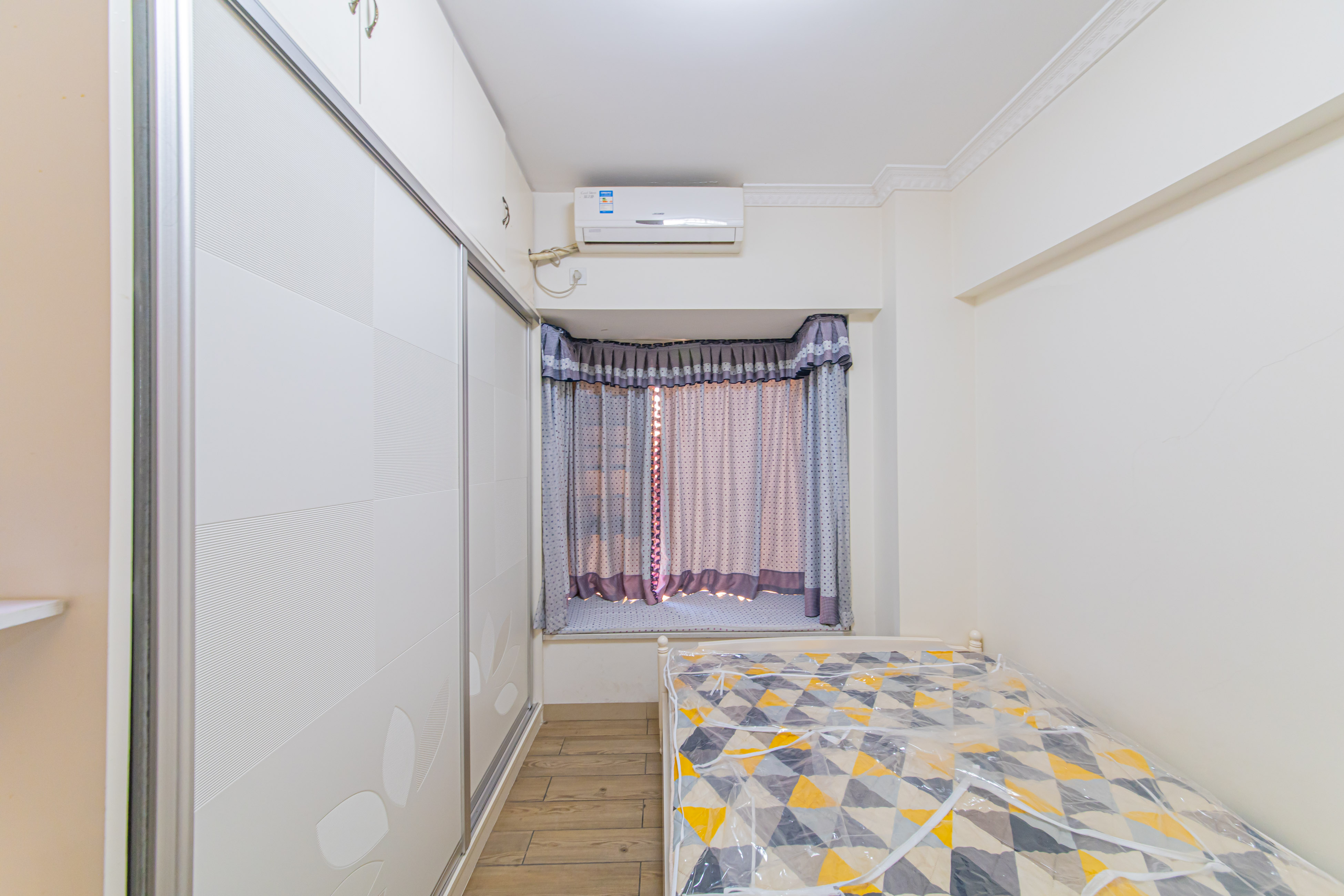 绿地公馆(绿地名邸)  1室1厅1卫    51.0万 绿地公馆(绿地名邸)  1室1厅1卫    51.0万卧室