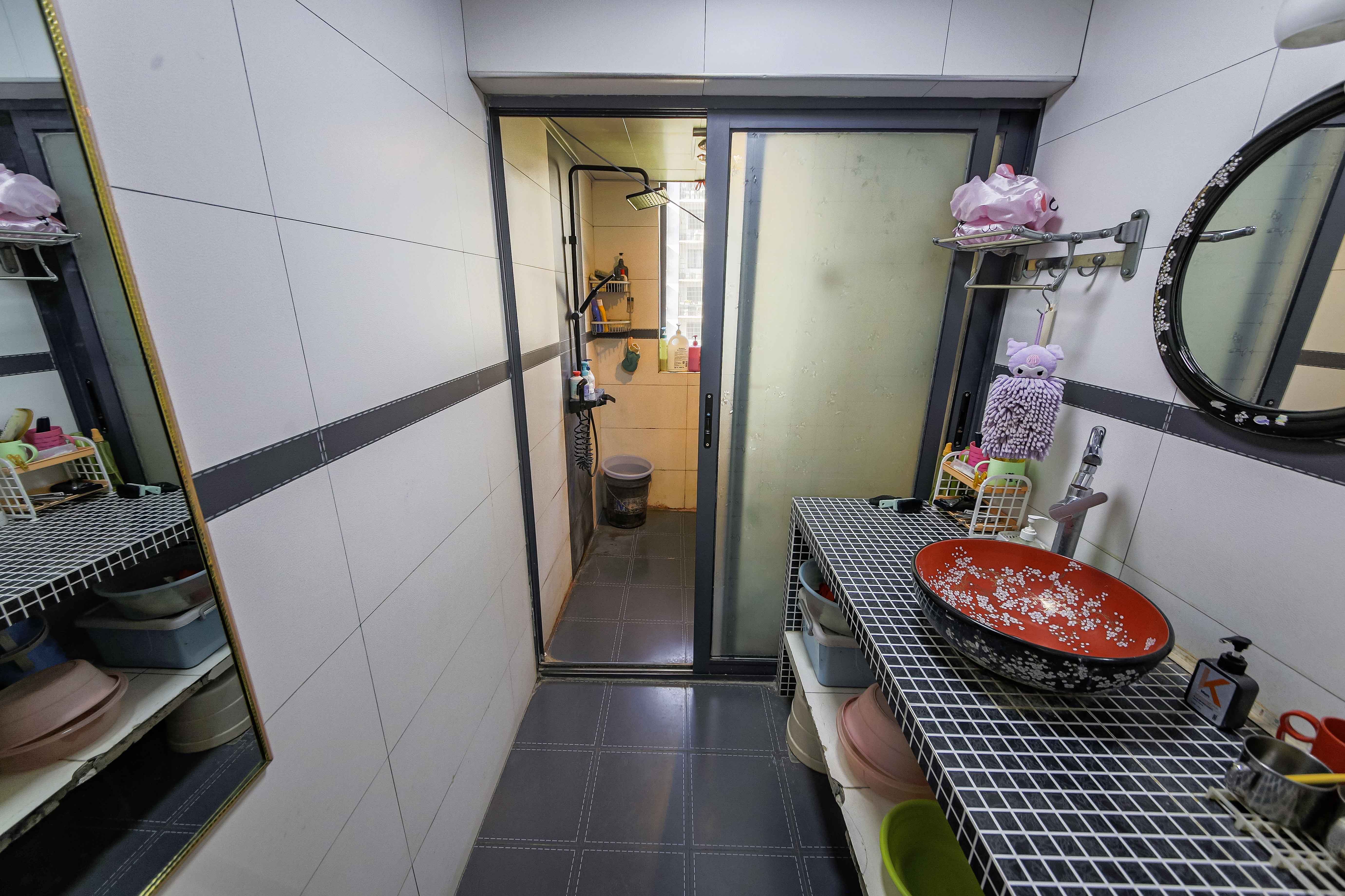 满庭芳小区  3室2厅2卫   132.00万卫生间