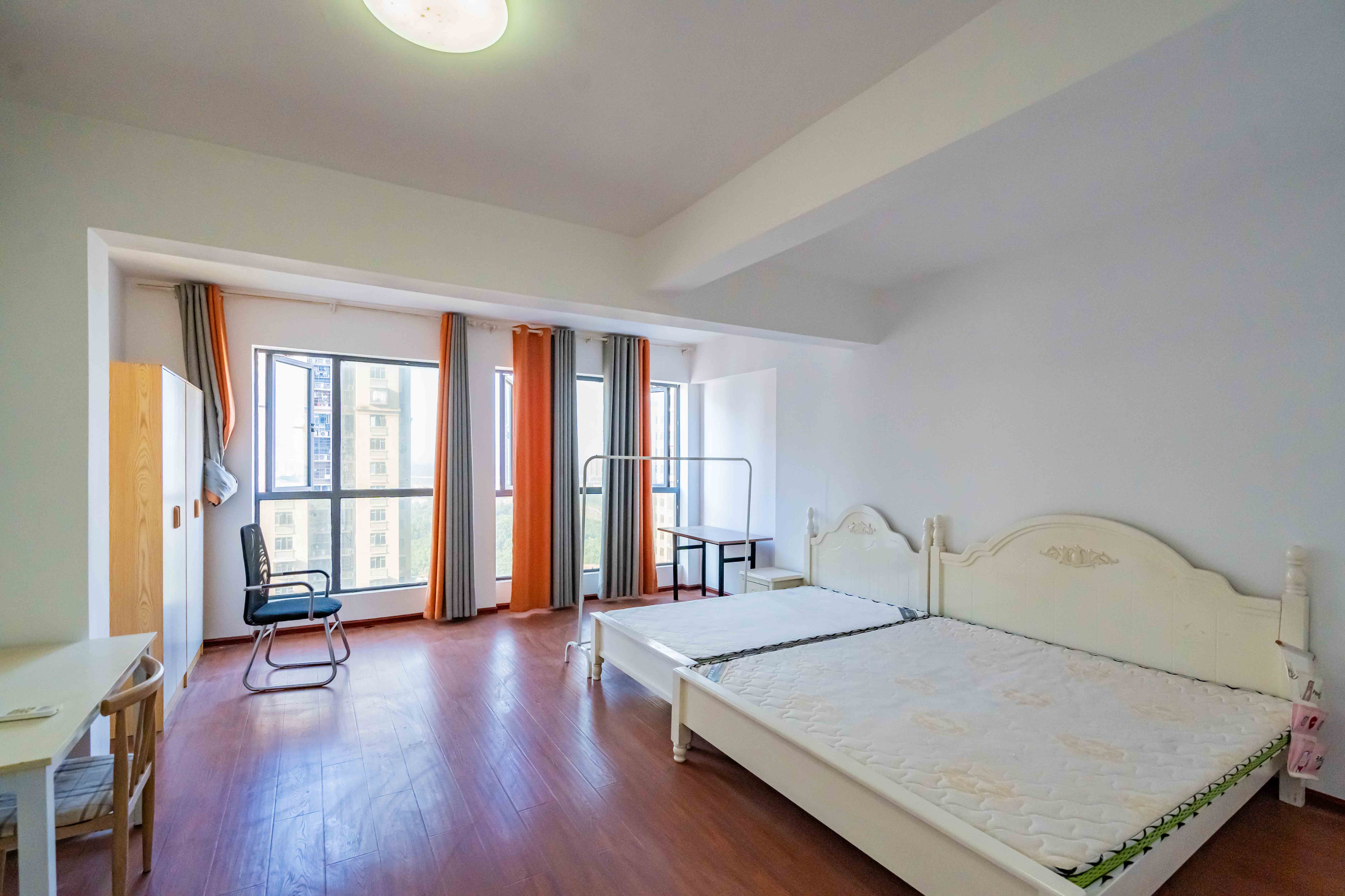 悦湖山 4室2厅2卫 100.0万 悦湖山 4室2厅2卫 100.0万卧室