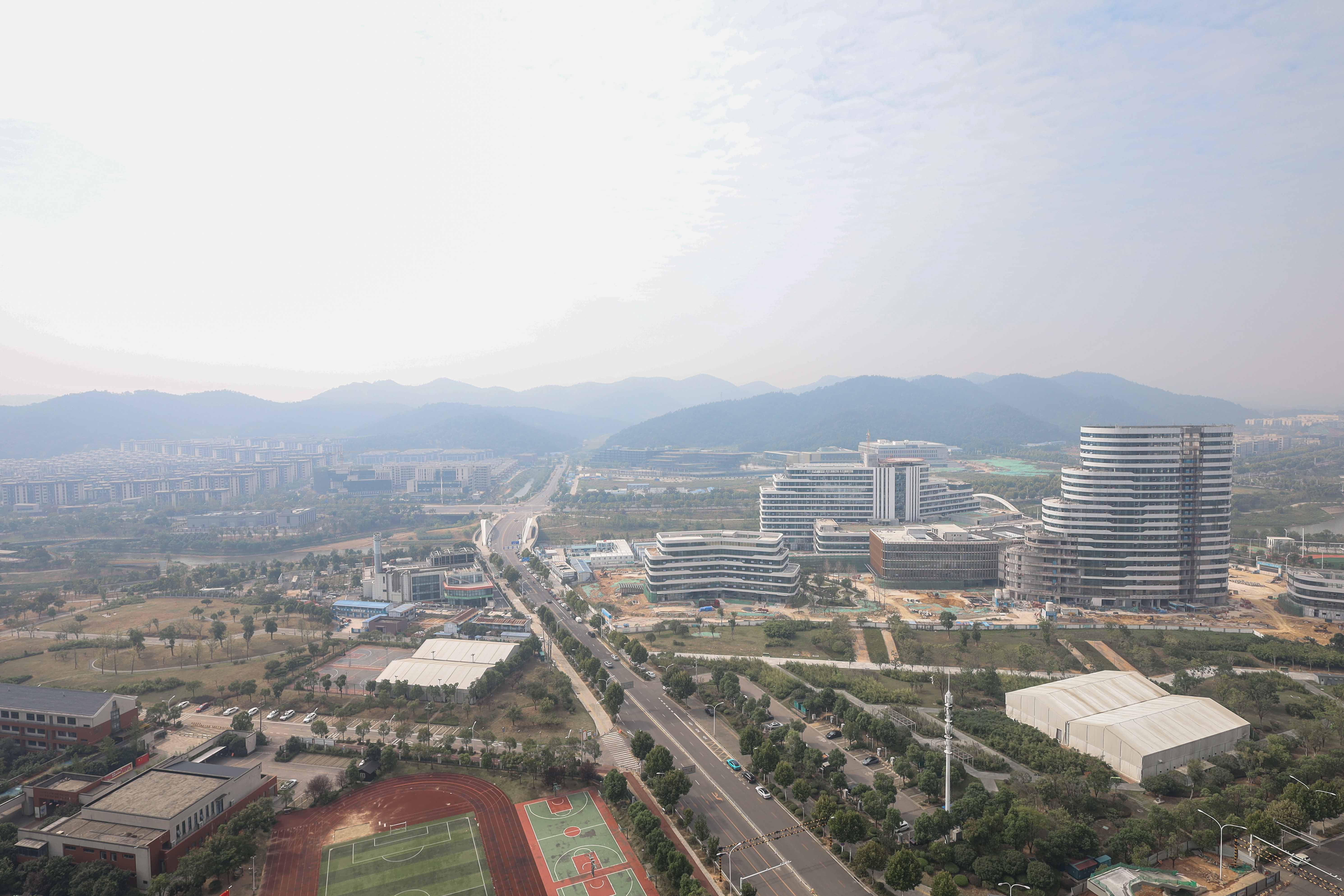 绿地麓云国际  5室2厅3卫   338.00万阳台