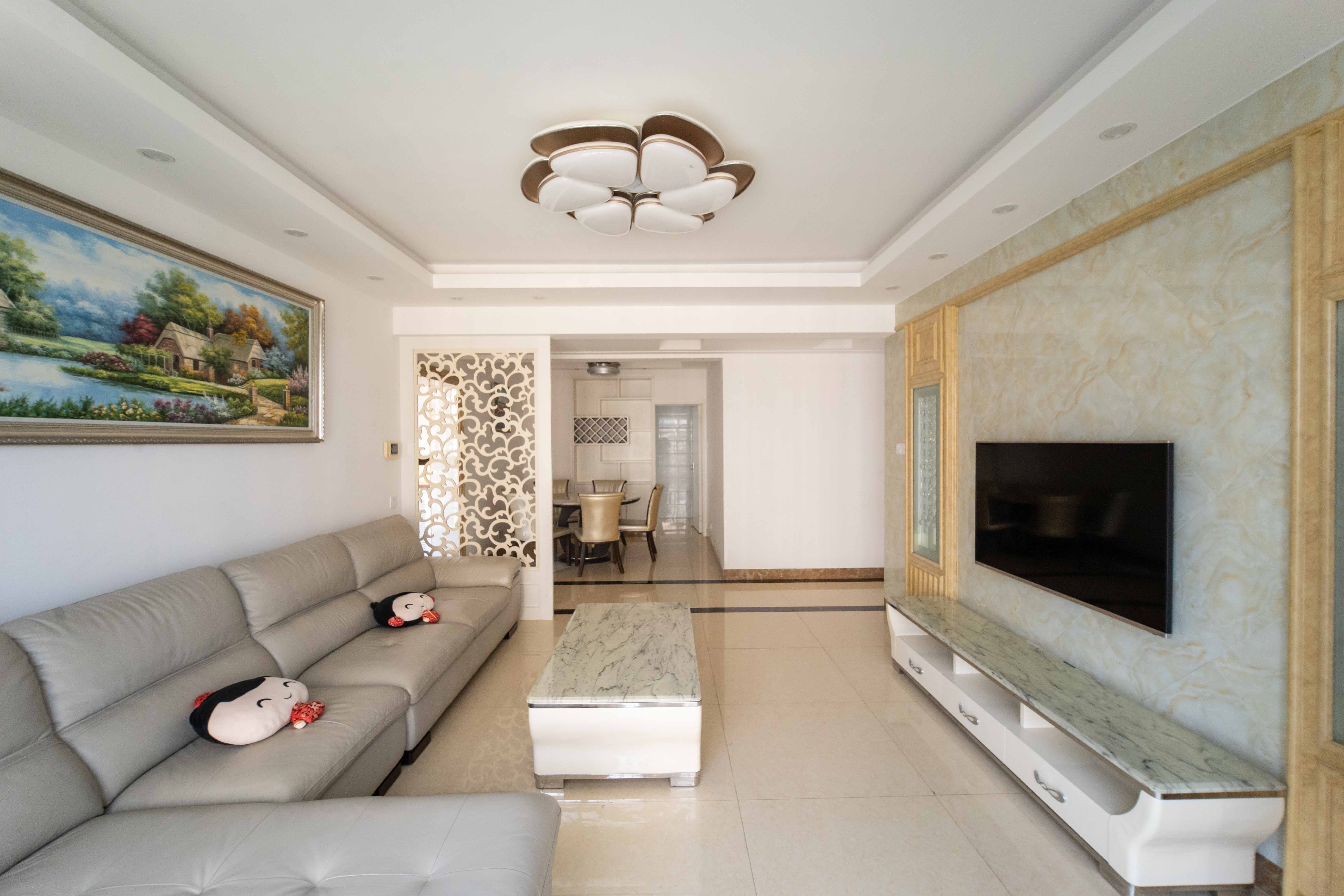 江河双水湾 1室2厅2卫 98.0万 江河双水湾 1室2厅2卫 98.0万客厅