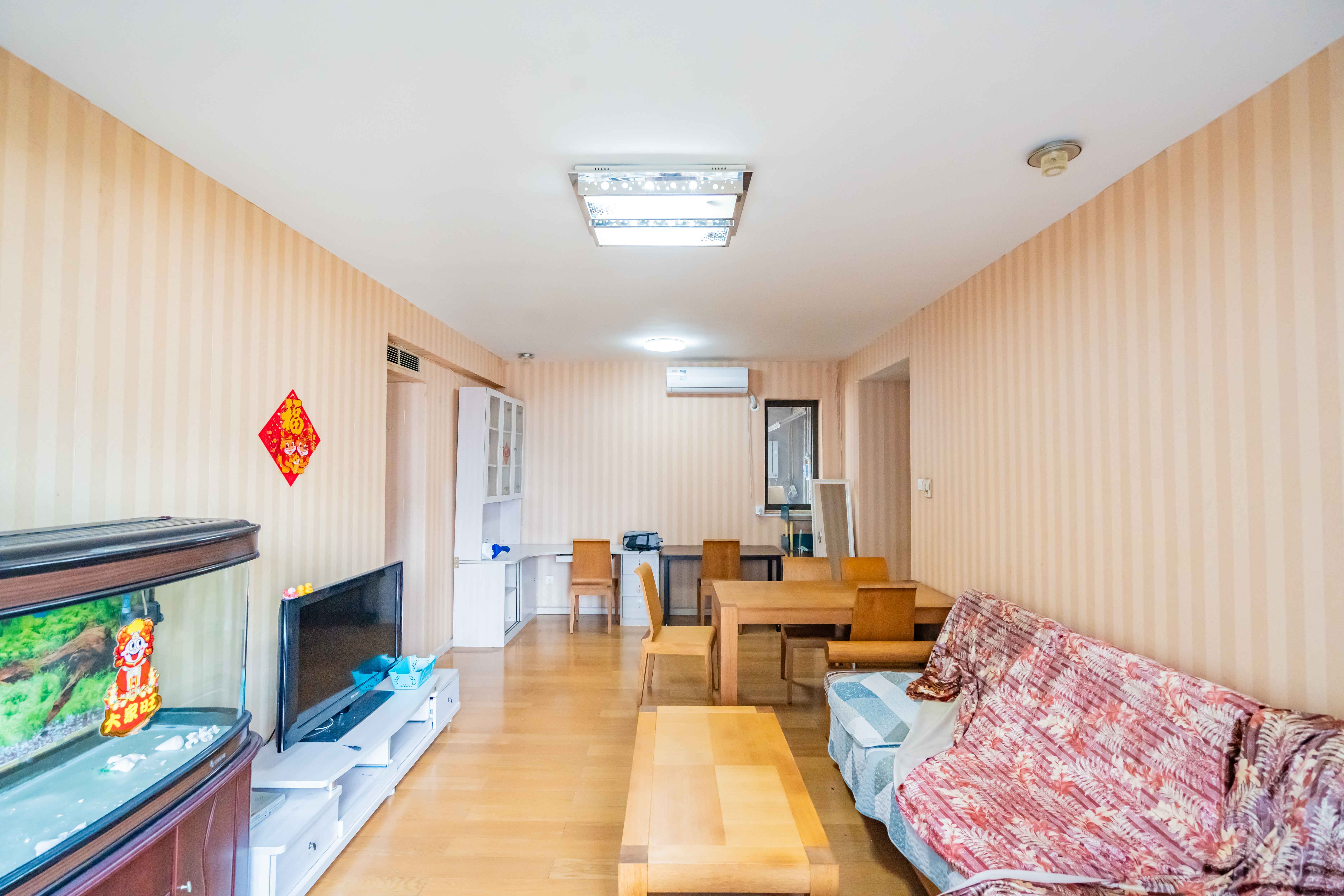 盛世美居荷园  3室2厅2卫   120.00万客厅