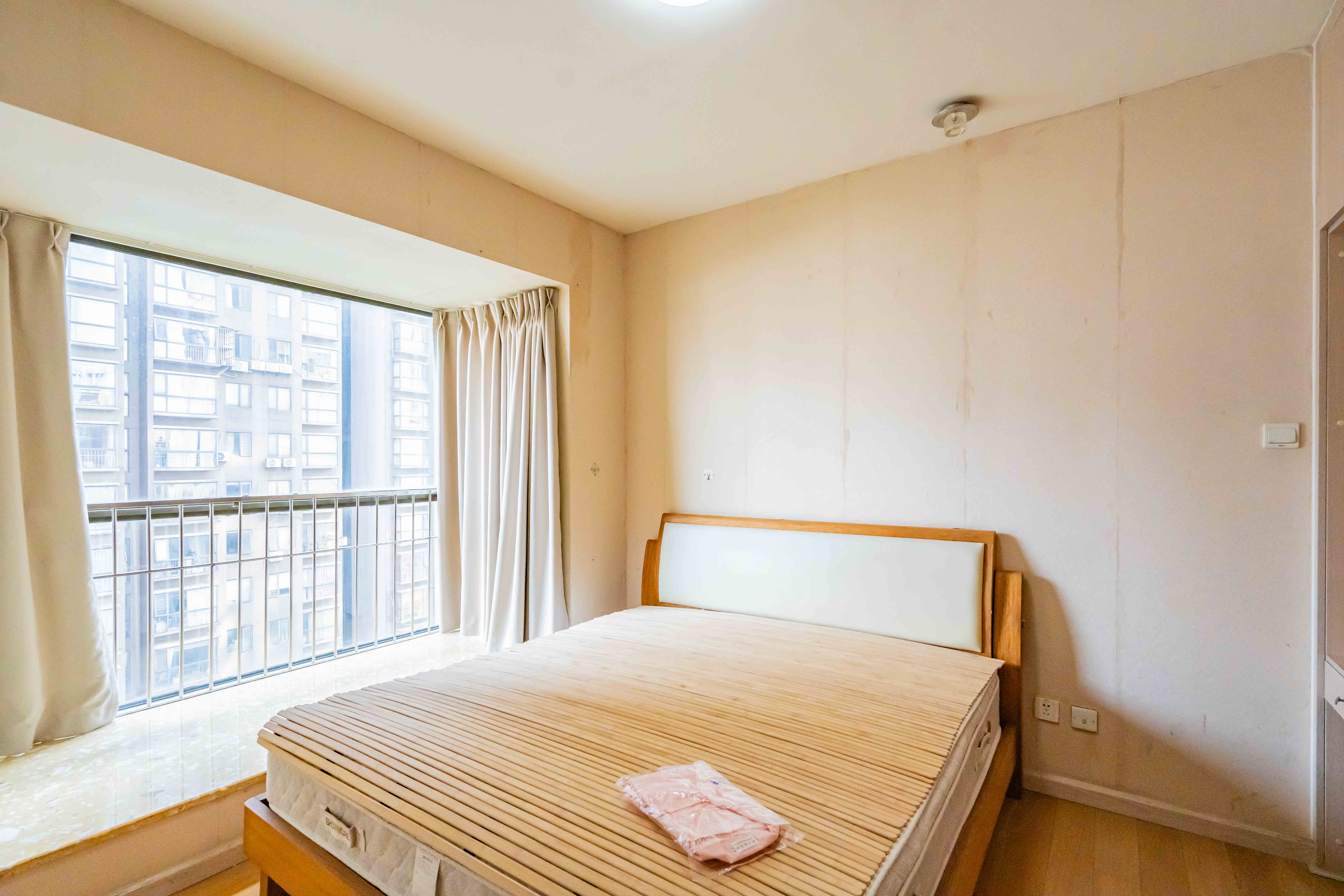 盛世美居荷园  3室2厅2卫   120.00万卧室