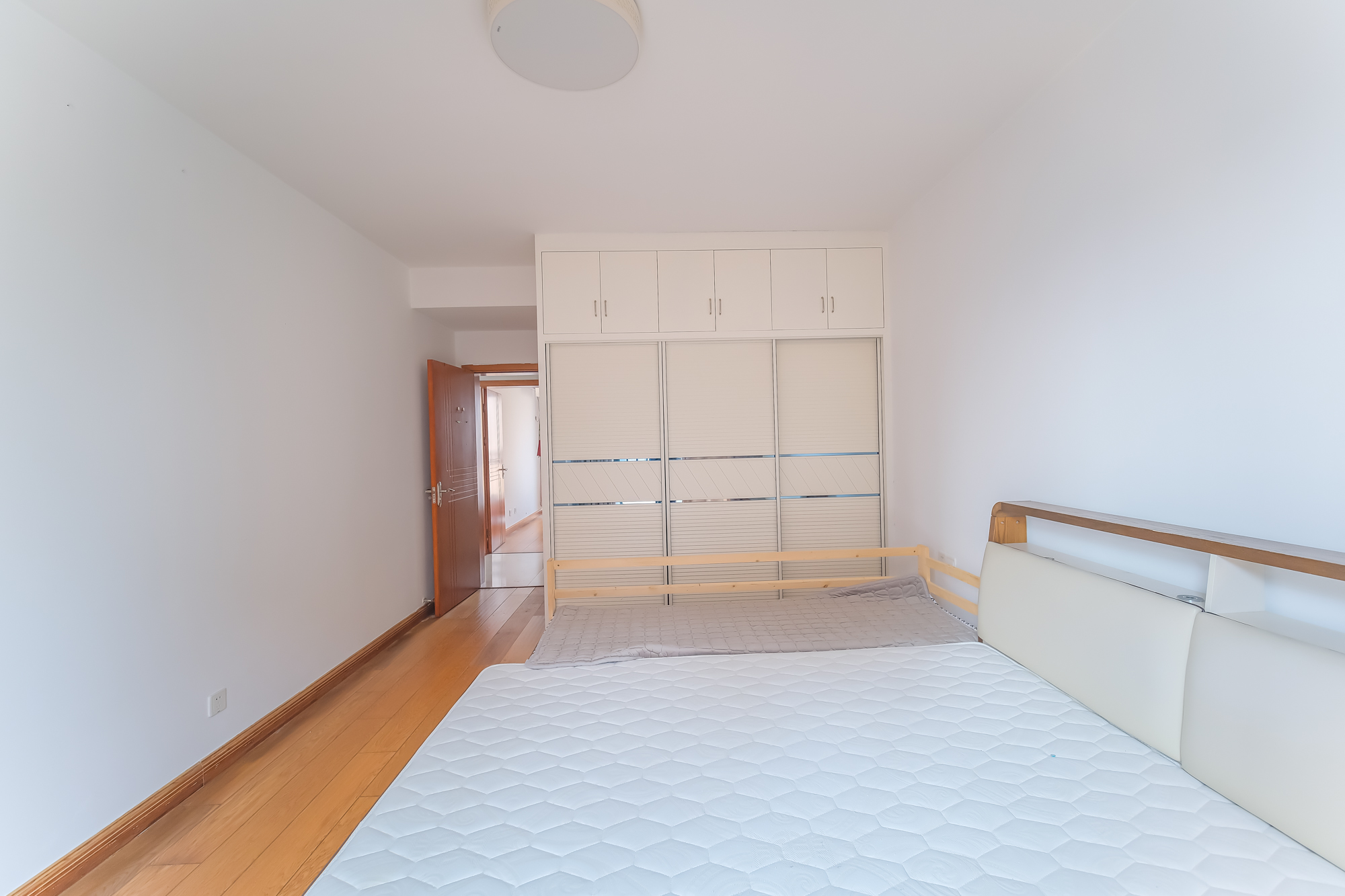 三一街区 3室2厅2卫 79.8万 三一街区 3室2厅2卫 79.8万卧室