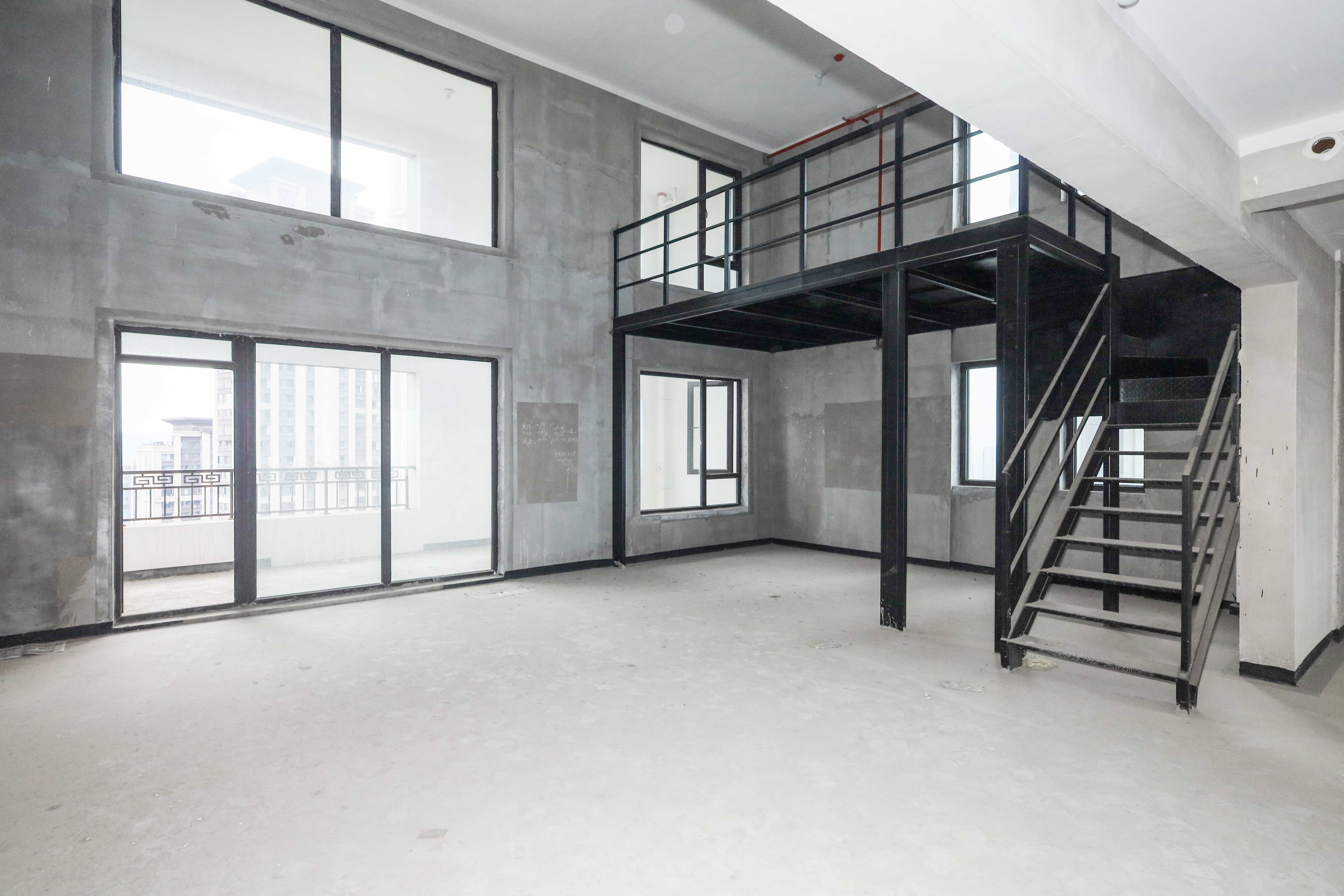 建发央著  4室2厅3卫   330.00万客厅