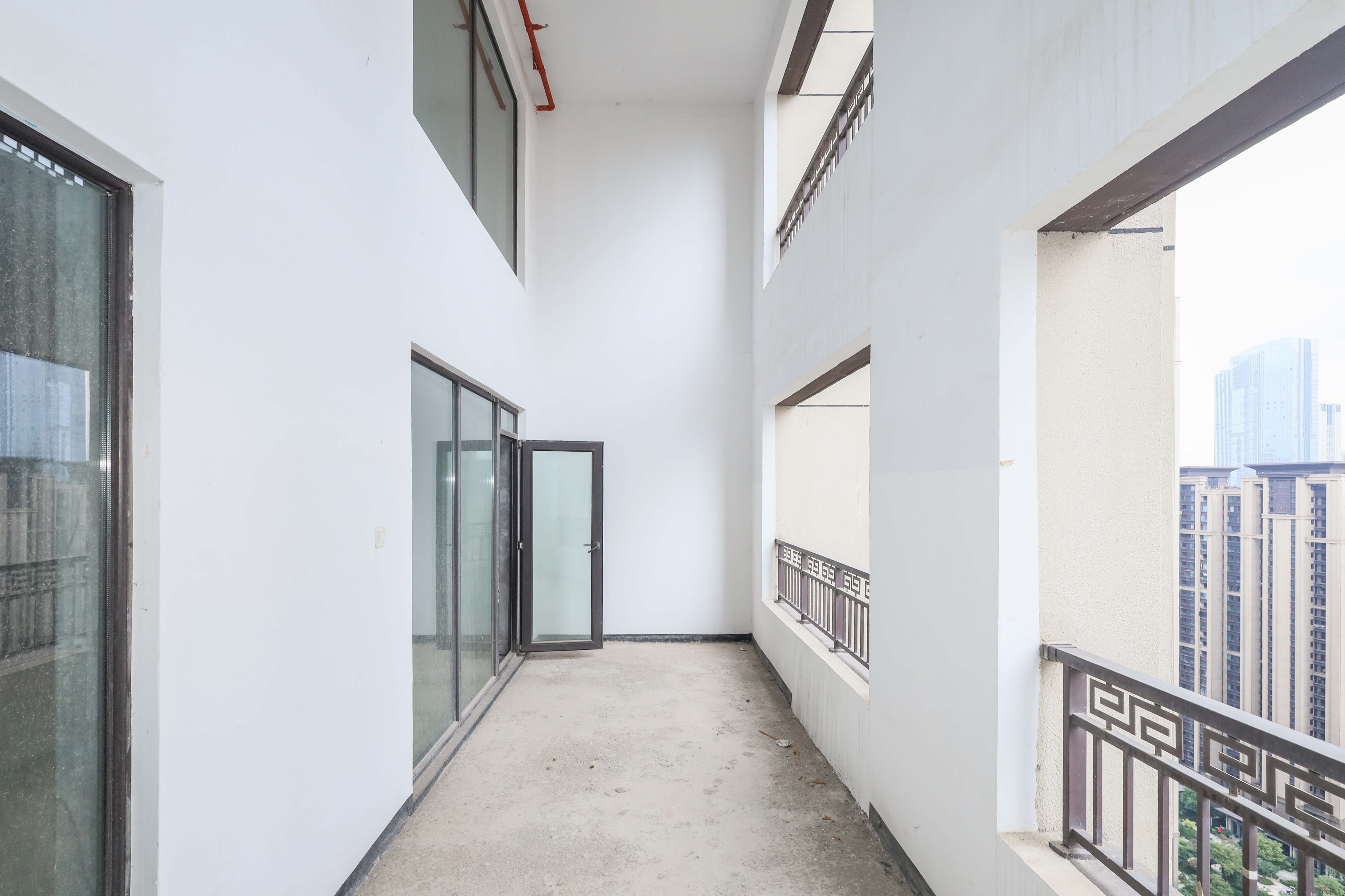 建发央著  4室2厅3卫   330.00万阳台