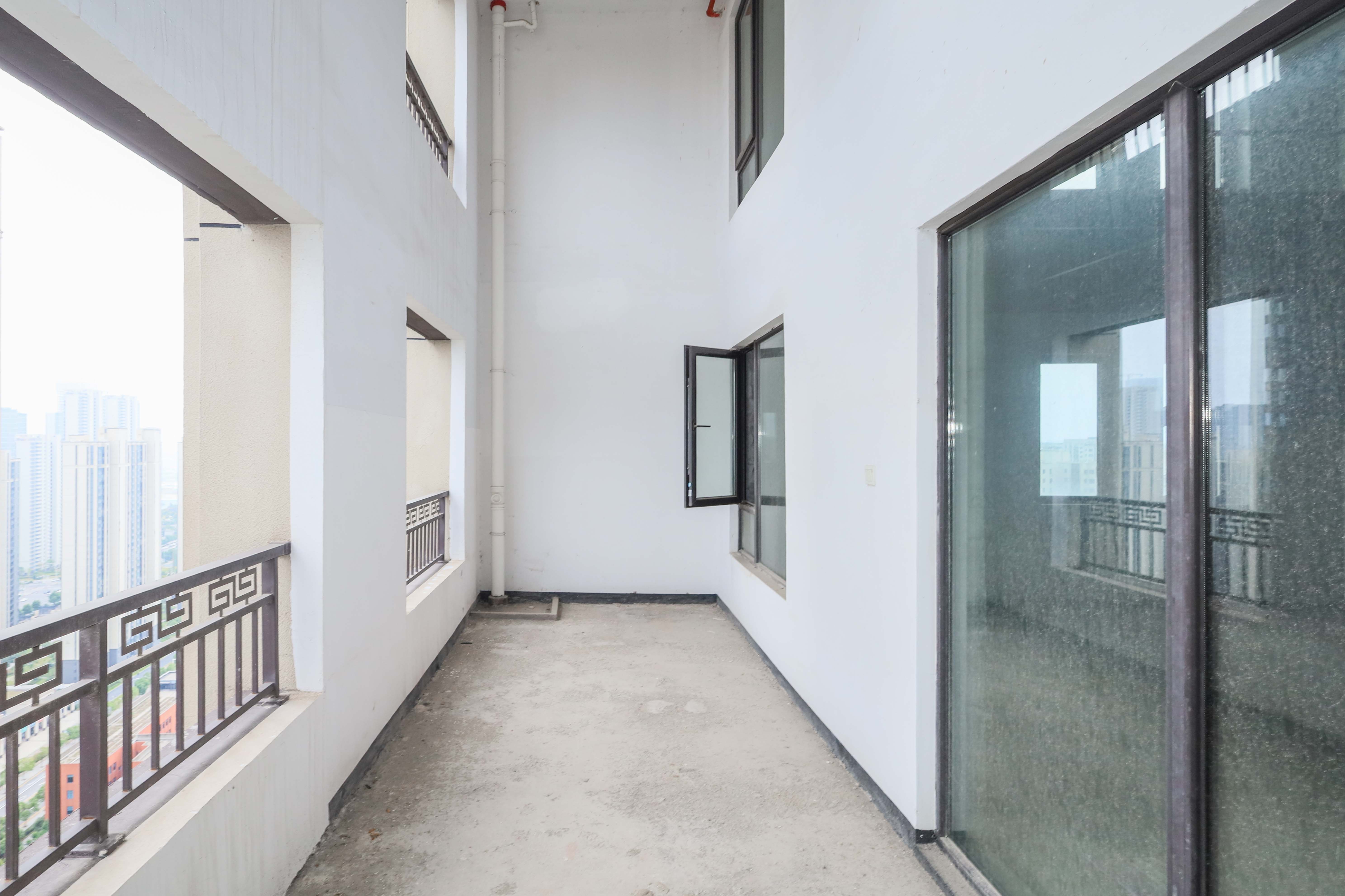 建发央著  4室2厅3卫   330.00万阳台