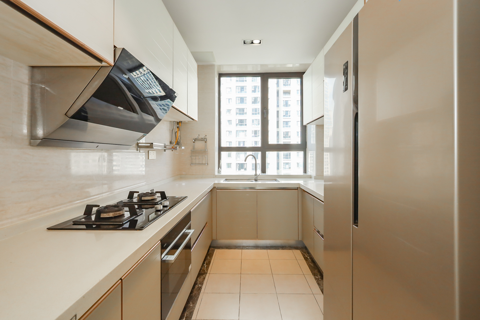 保利西海岸A区 4室2厅2卫 268.0万 保利西海岸A区 4室2厅2卫 268.0万厨房