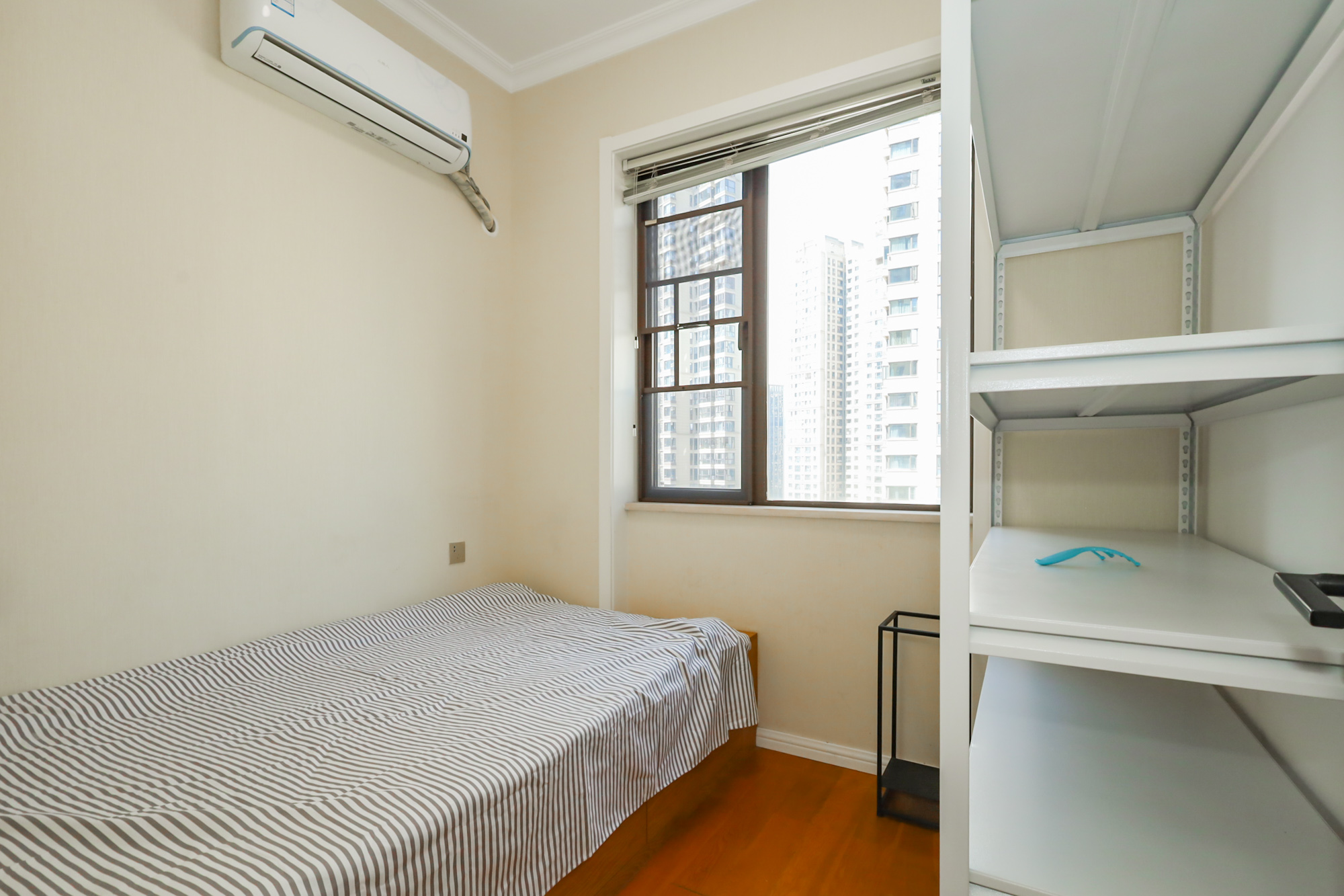 保利西海岸A区 4室2厅2卫 268.0万 保利西海岸A区 4室2厅2卫 268.0万卧室