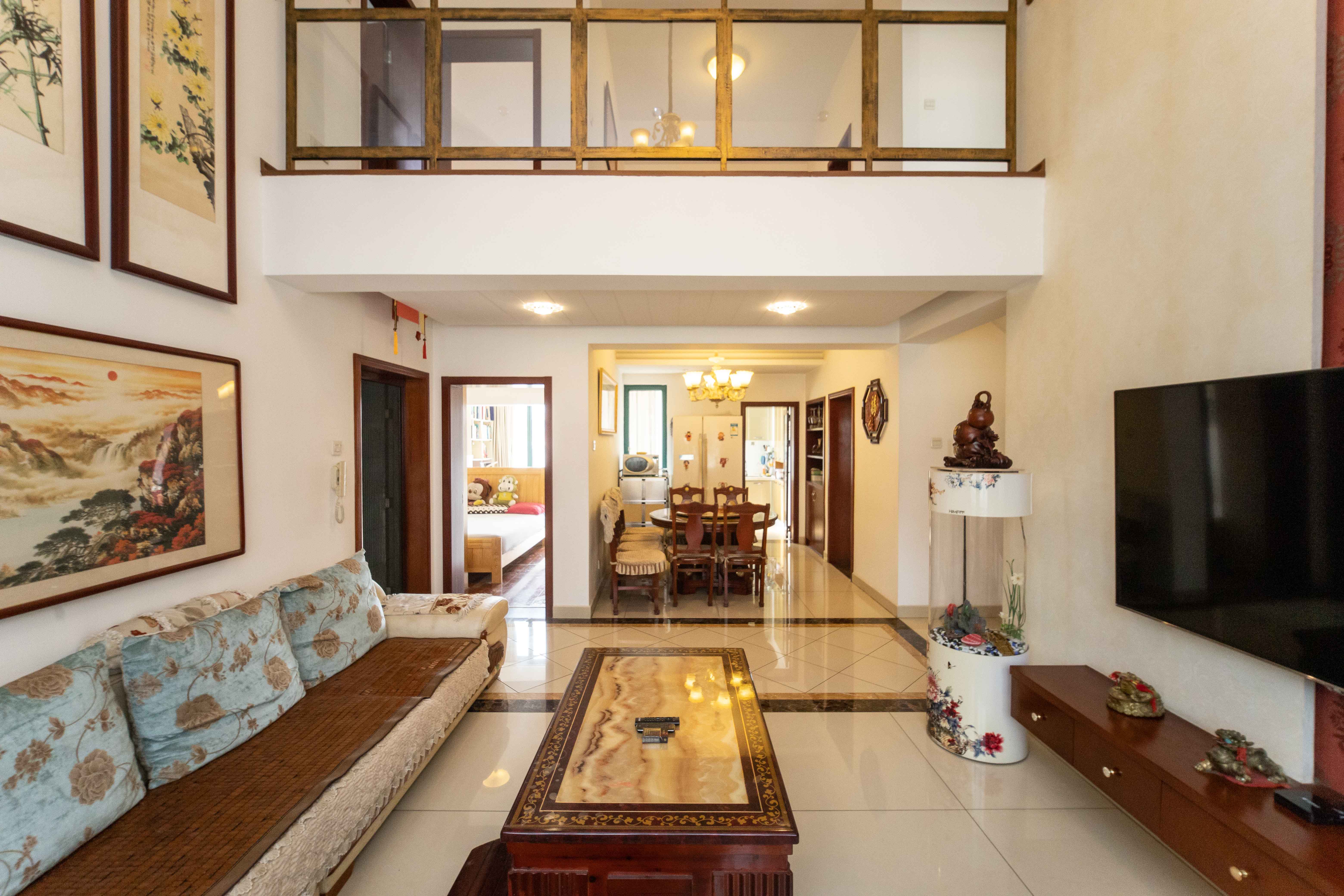 东方新城 6室3厅2卫 110.0万 东方新城 6室3厅2卫 110.0万客厅