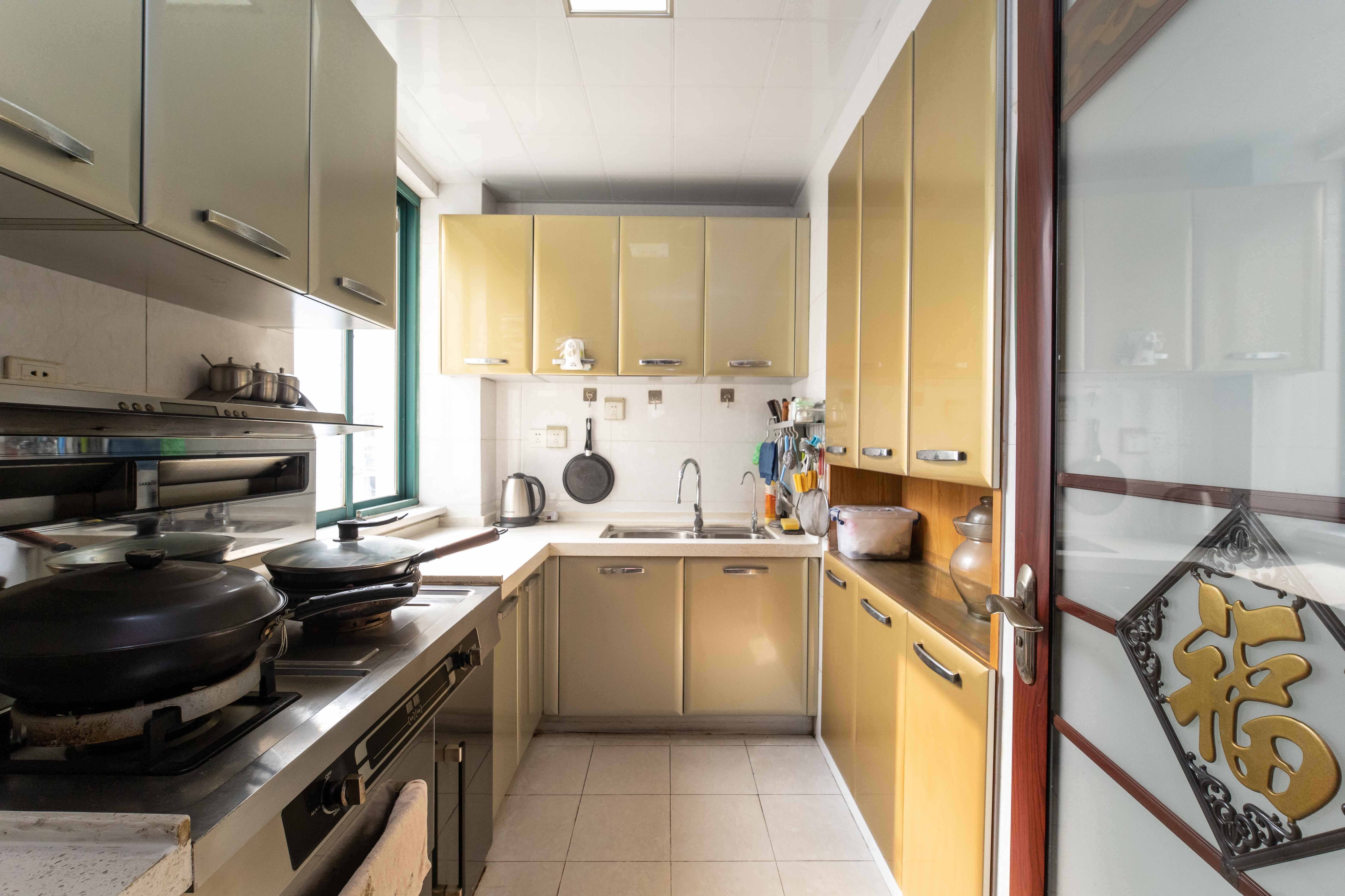 东方新城 6室3厅2卫 110.0万 东方新城 6室3厅2卫 110.0万厨房