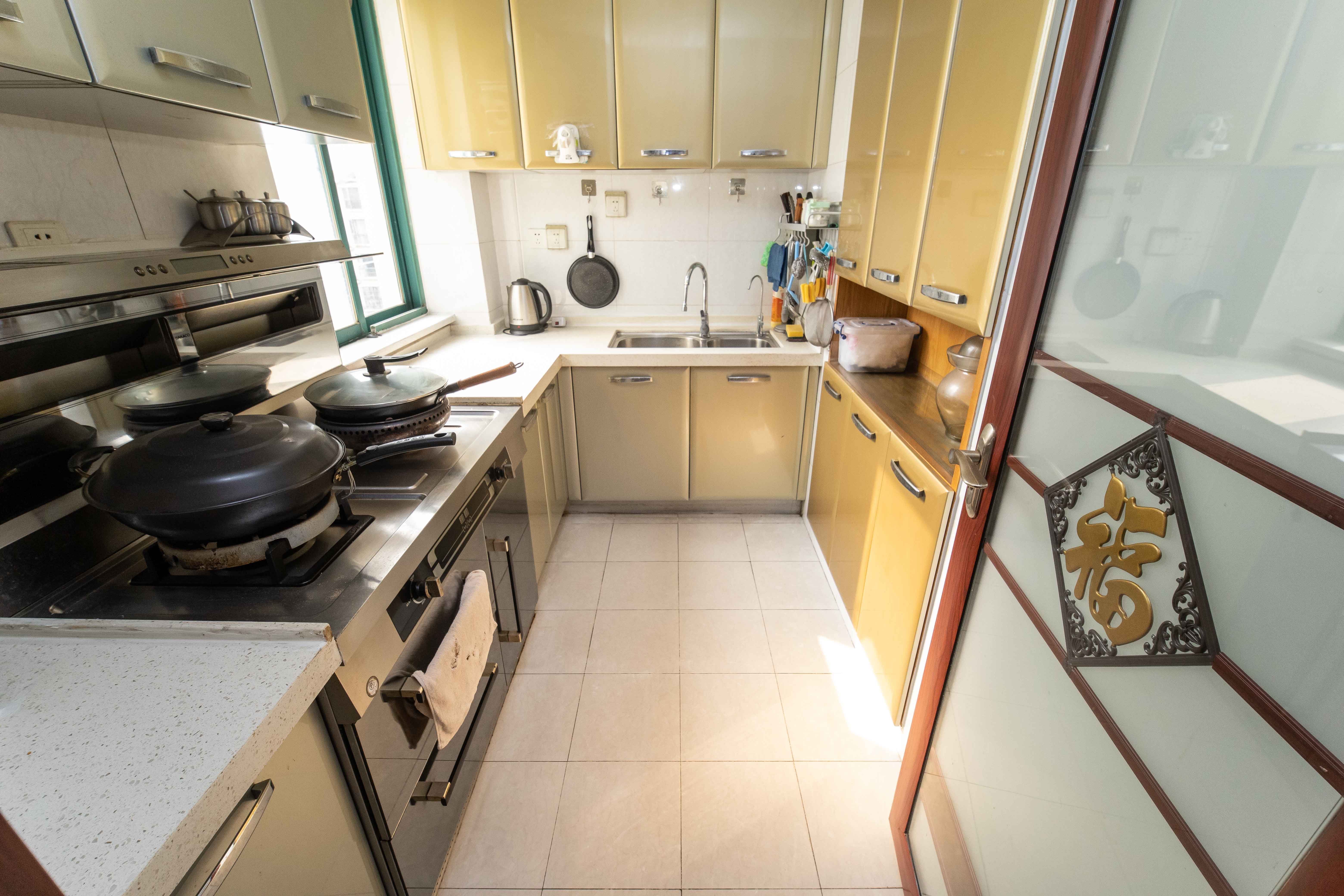 东方新城 6室3厅2卫 110.0万 东方新城 6室3厅2卫 110.0万厨房