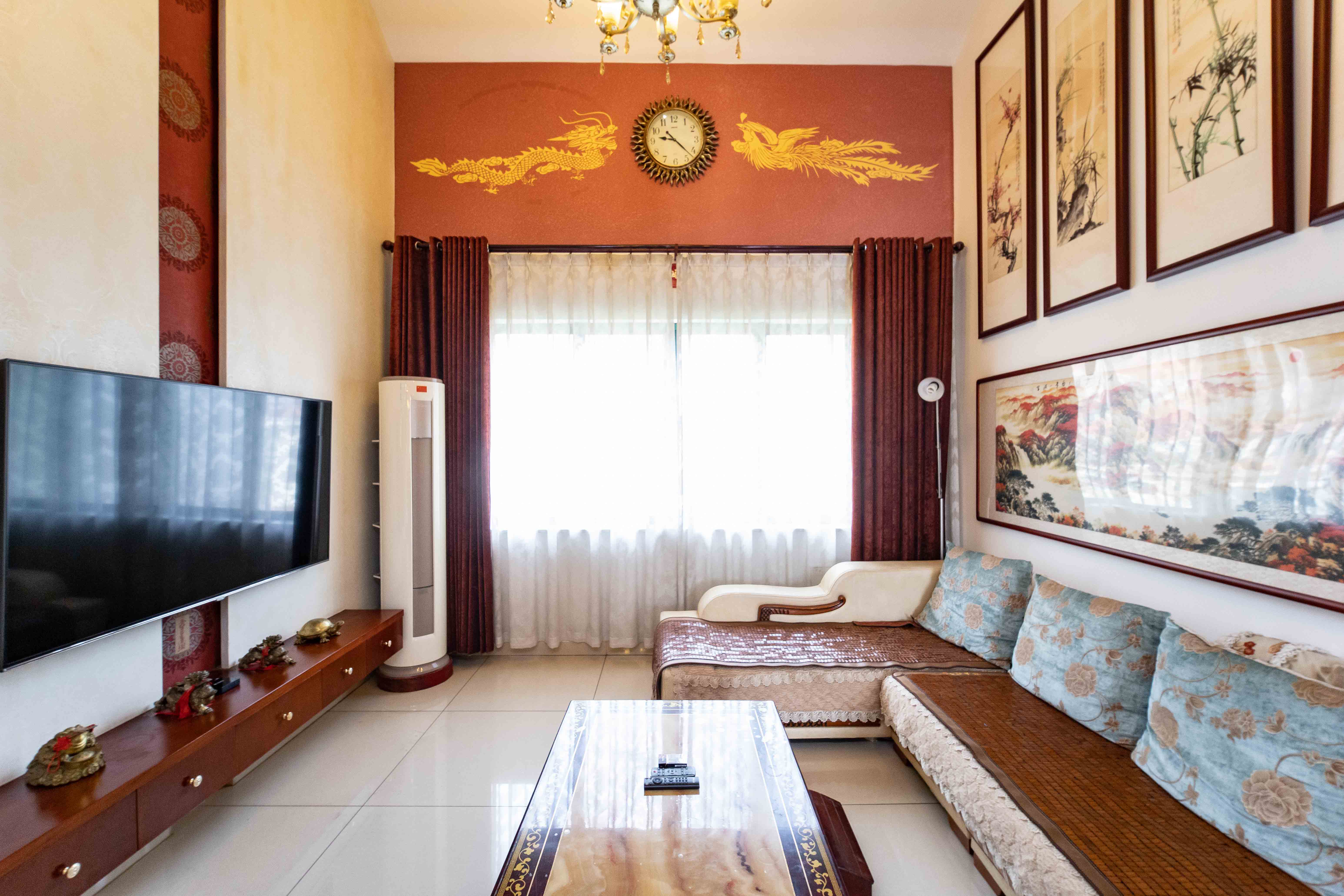 东方新城 6室3厅2卫 110.0万 东方新城 6室3厅2卫 110.0万客厅