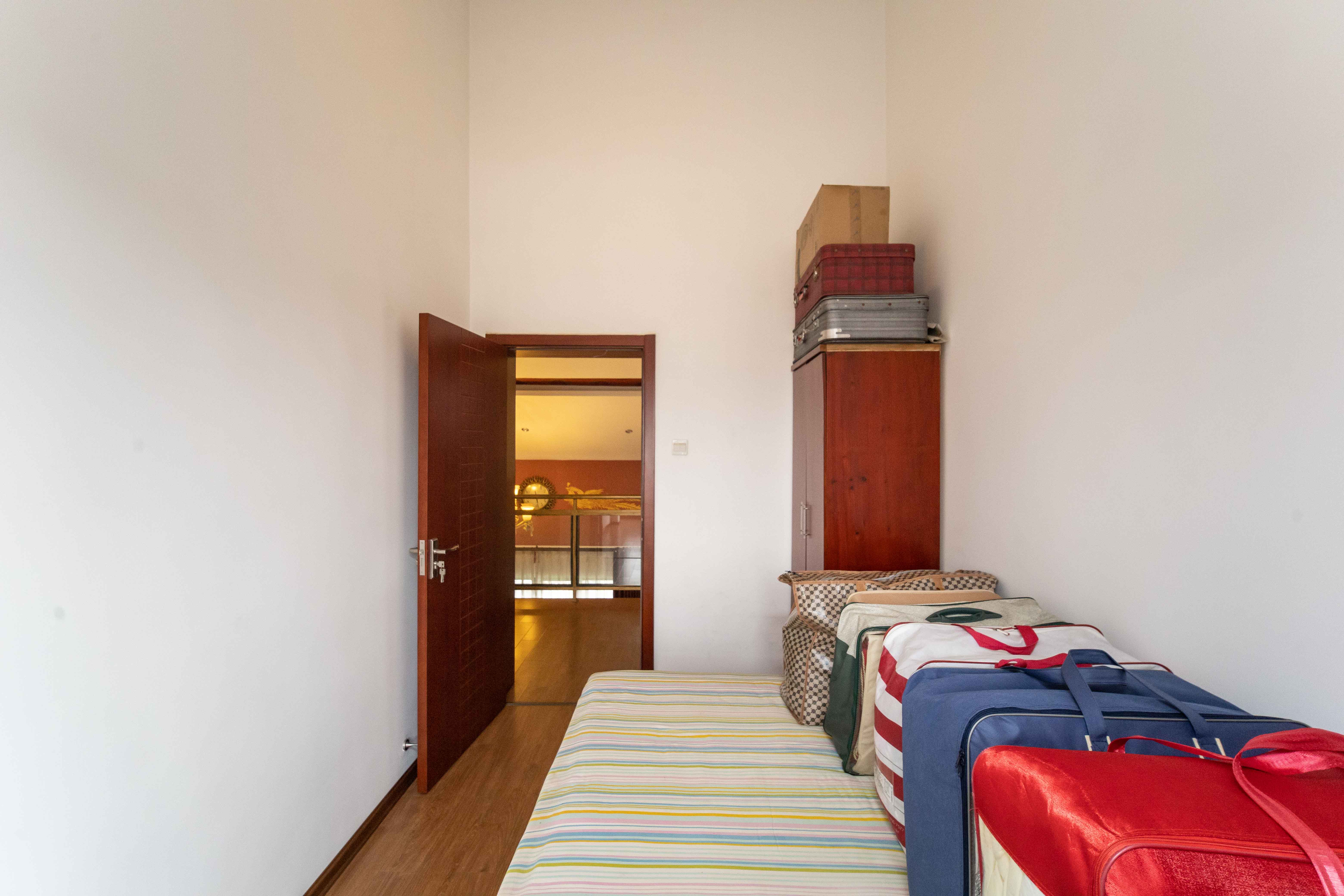 东方新城 6室3厅2卫 110.0万 东方新城 6室3厅2卫 110.0万卧室