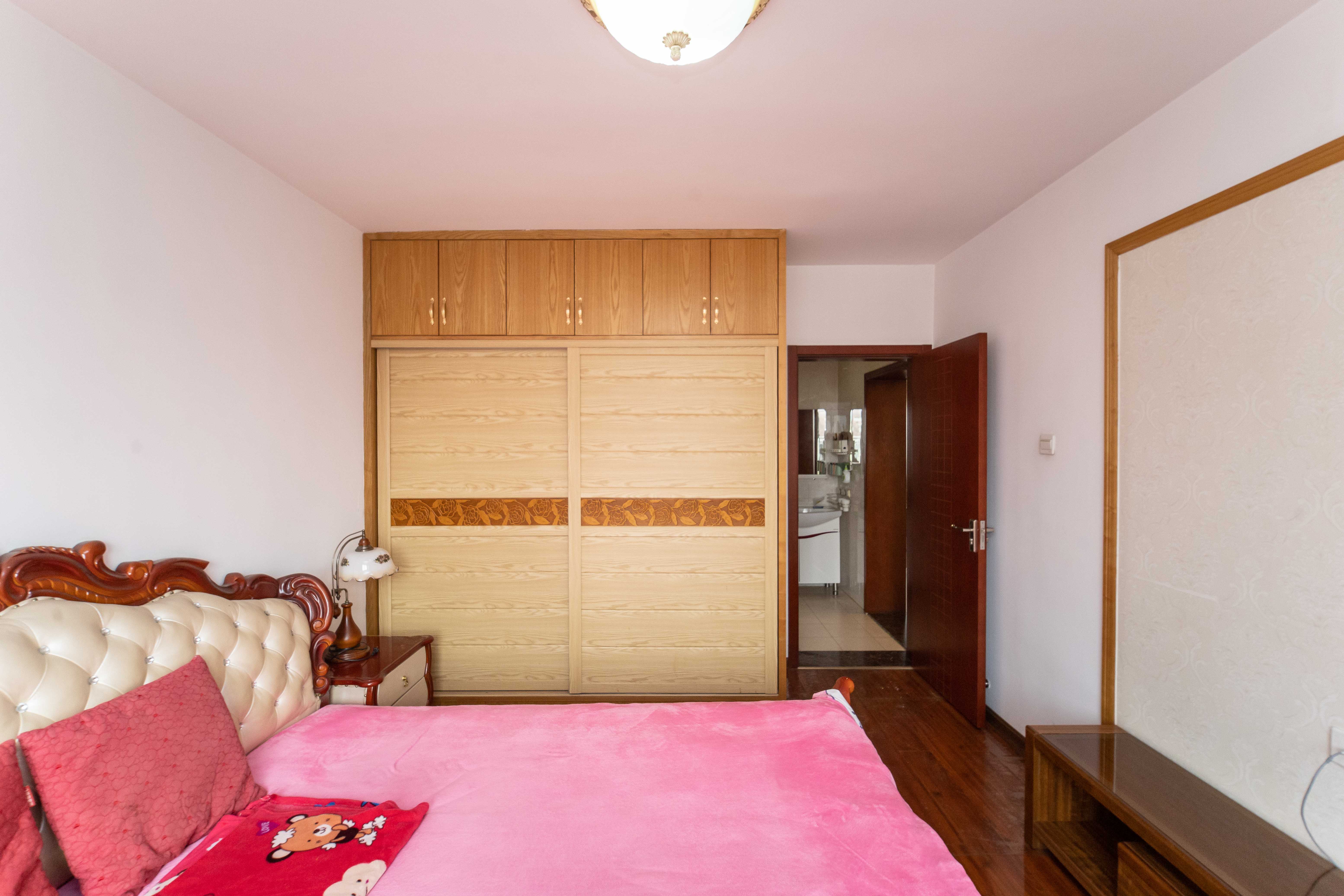 东方新城 6室3厅2卫 110.0万 东方新城 6室3厅2卫 110.0万卧室