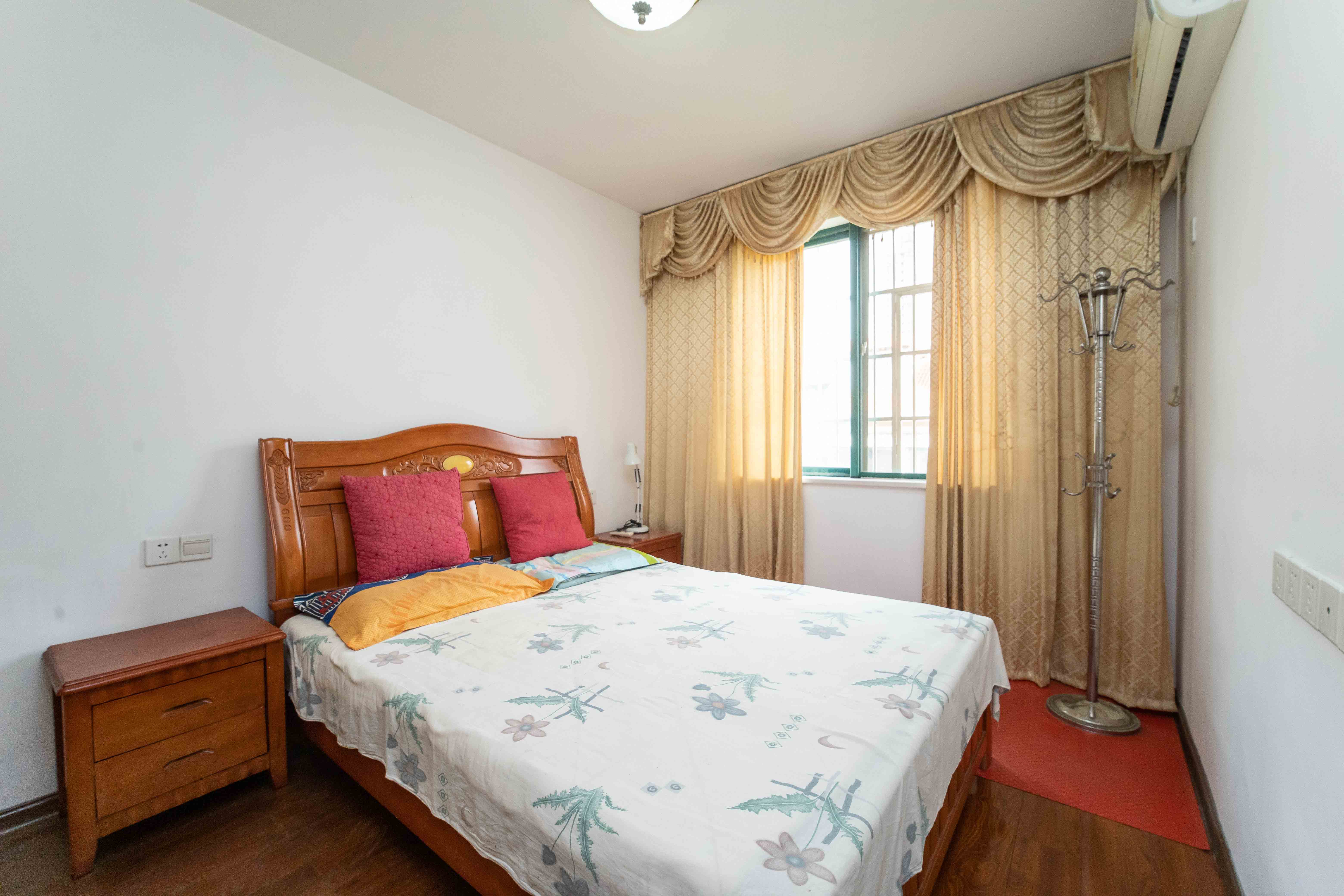 东方新城 6室3厅2卫 110.0万 东方新城 6室3厅2卫 110.0万卧室