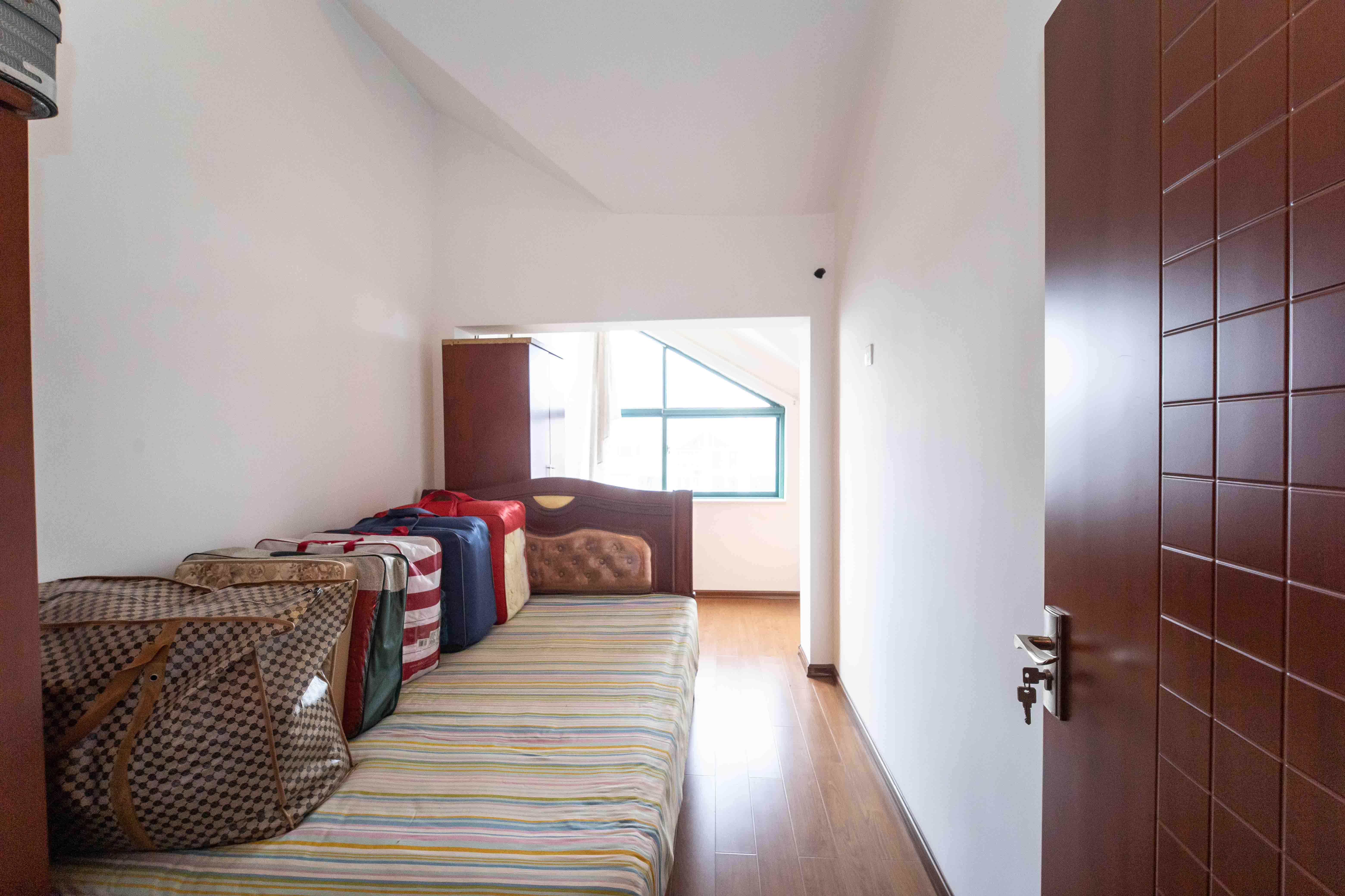 东方新城 6室3厅2卫 110.0万 东方新城 6室3厅2卫 110.0万卧室