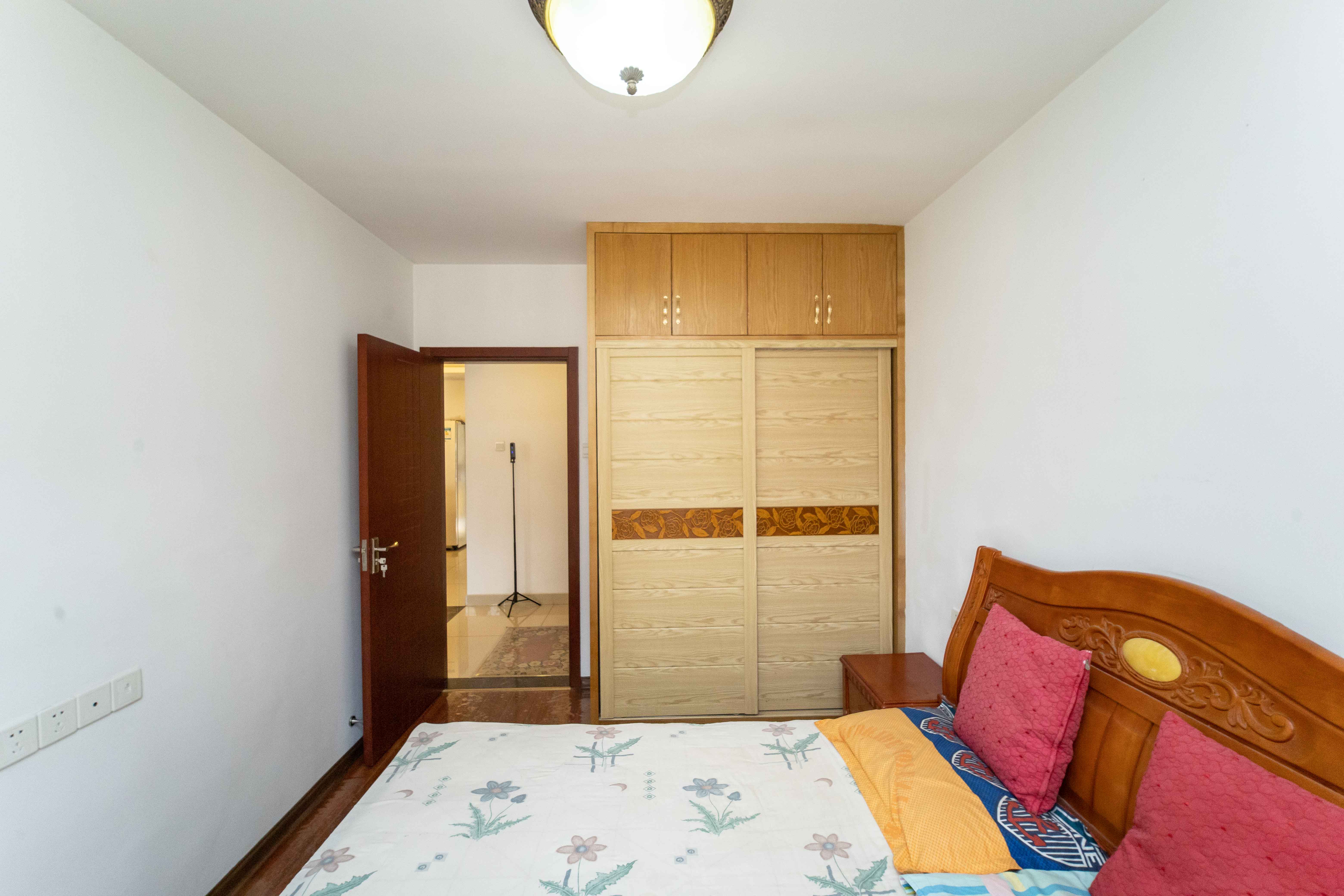 东方新城 6室3厅2卫 110.0万 东方新城 6室3厅2卫 110.0万卧室