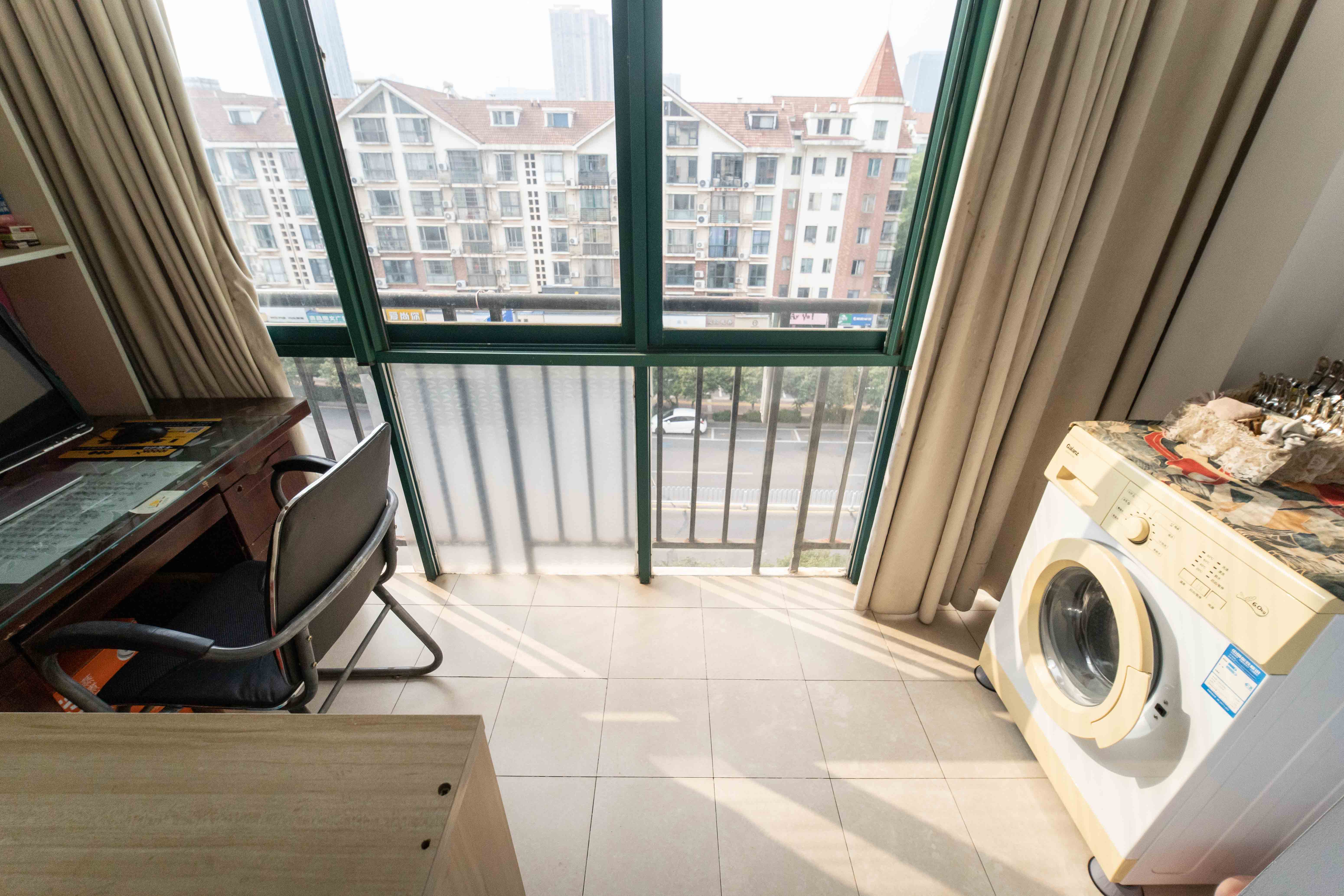 东方新城 6室3厅2卫 110.0万 东方新城 6室3厅2卫 110.0万阳台