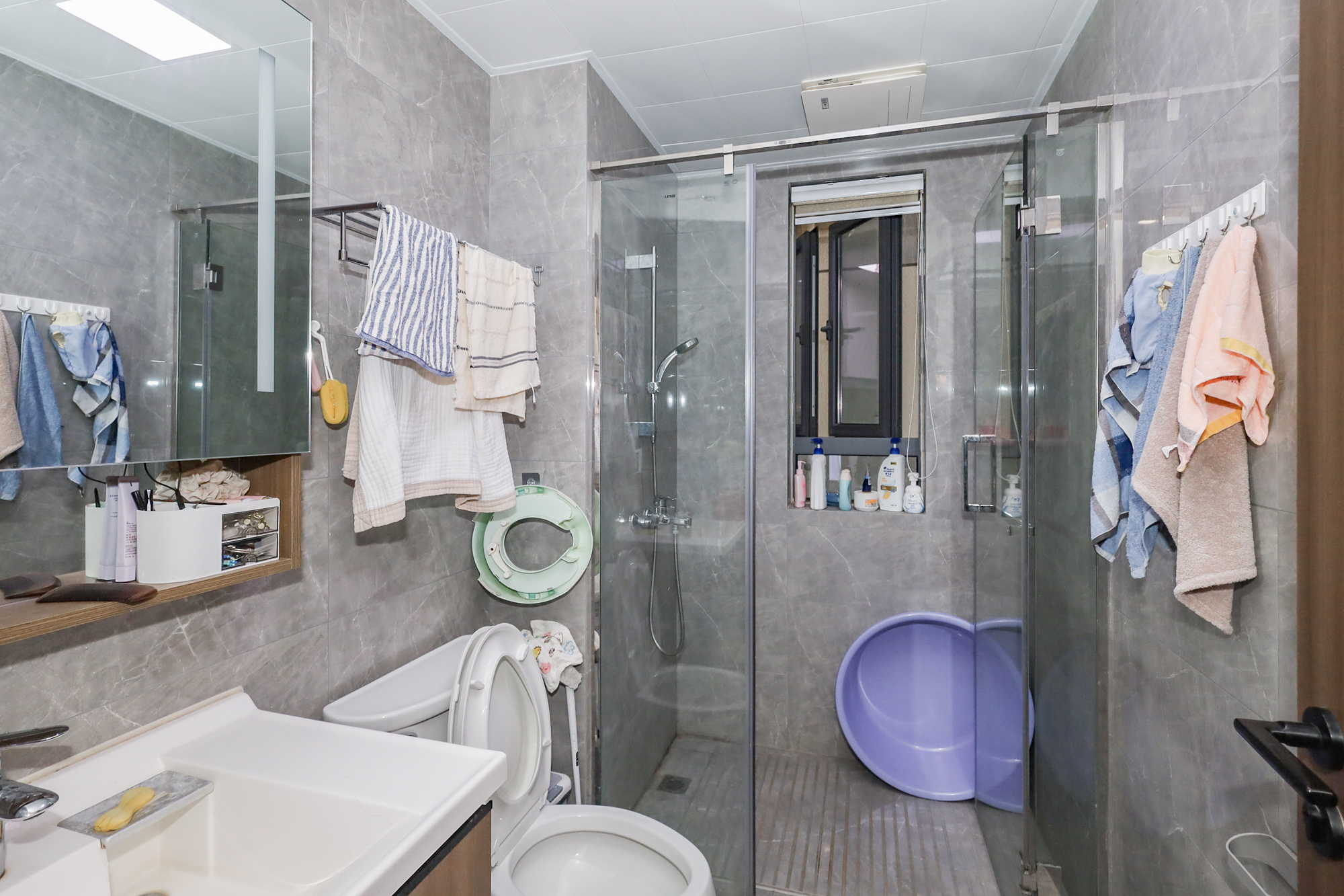 卓越中寰 3室2厅2卫 180.0万 卓越中寰 3室2厅2卫 180.0万卫生间