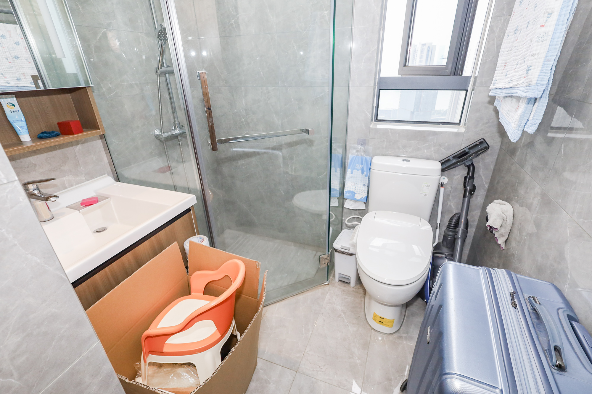 卓越中寰 3室2厅2卫 180.0万 卓越中寰 3室2厅2卫 180.0万卫生间