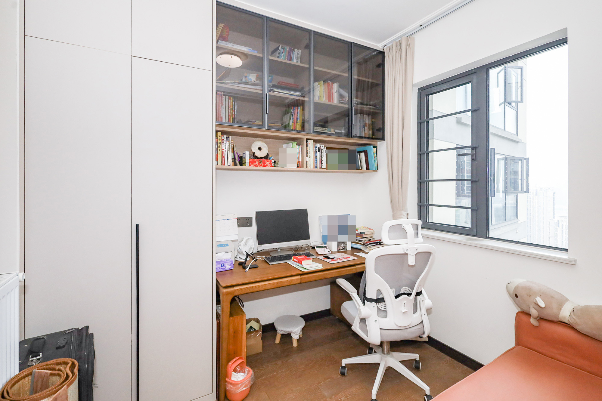 卓越中寰 3室2厅2卫 180.0万 卓越中寰 3室2厅2卫 180.0万卧室