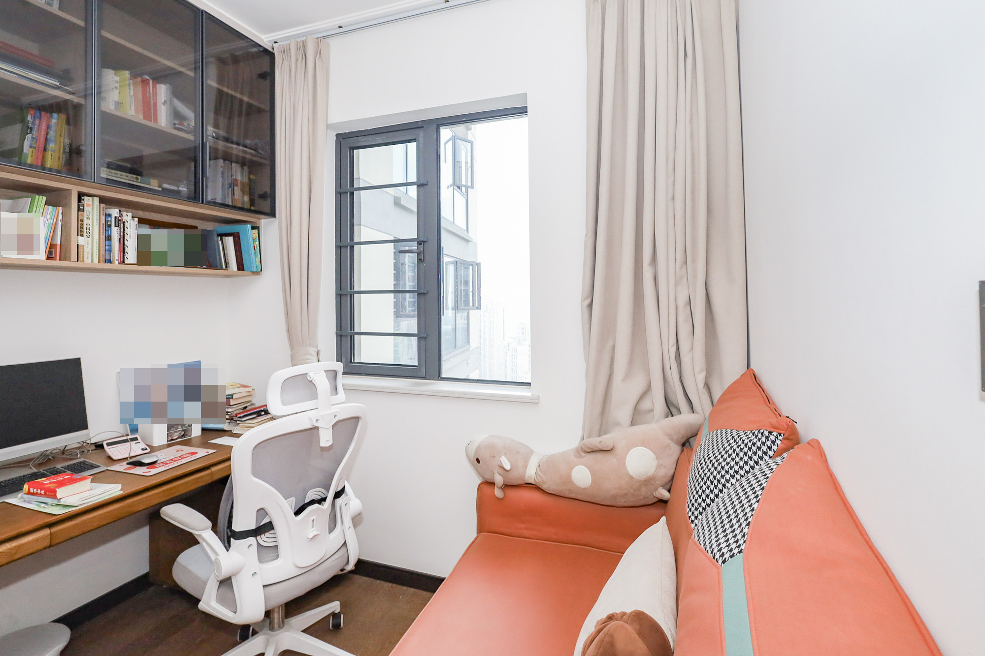 卓越中寰 3室2厅2卫 180.0万 卓越中寰 3室2厅2卫 180.0万卧室