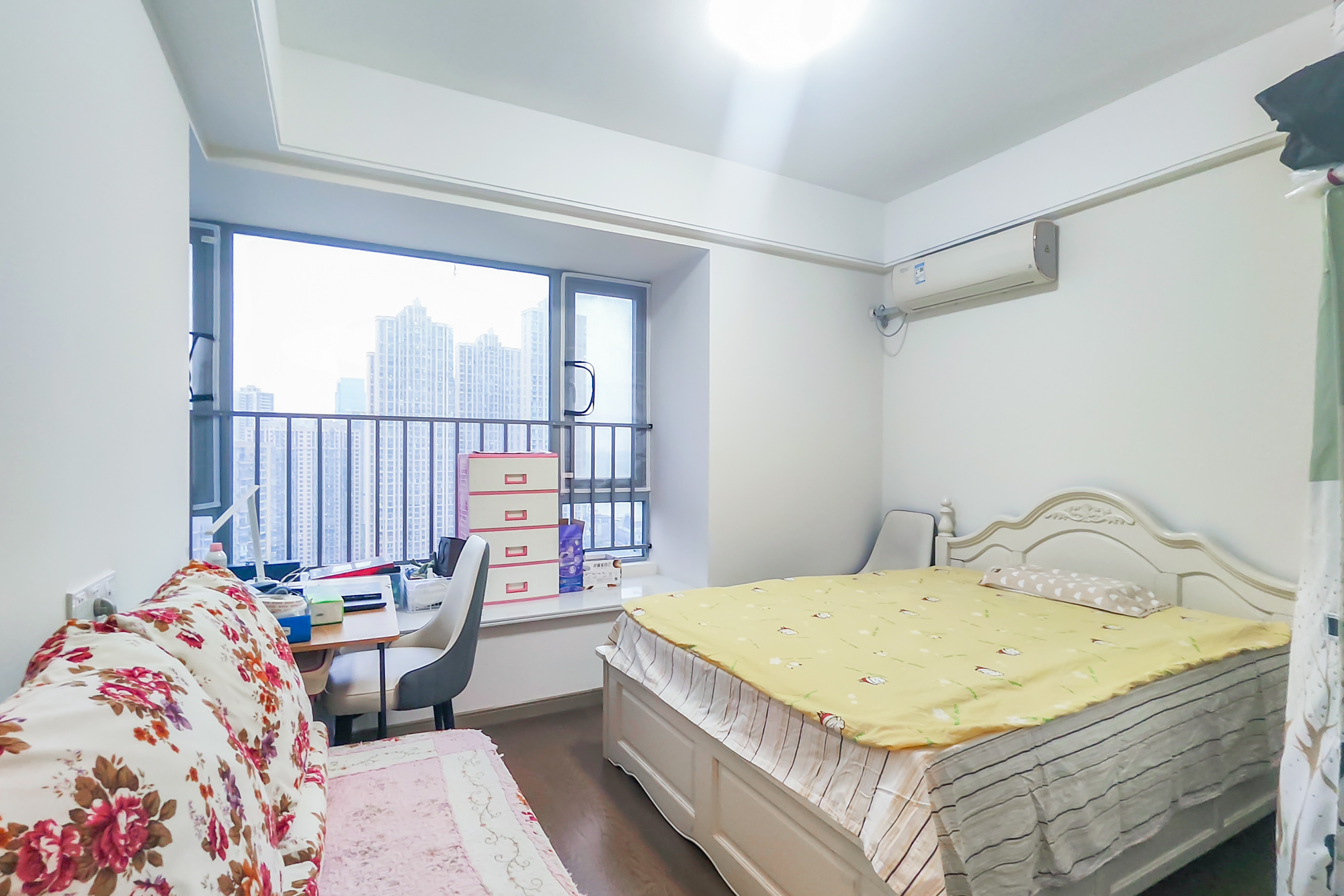 保利天禧C区  5室2厅2卫   330.00万卧室