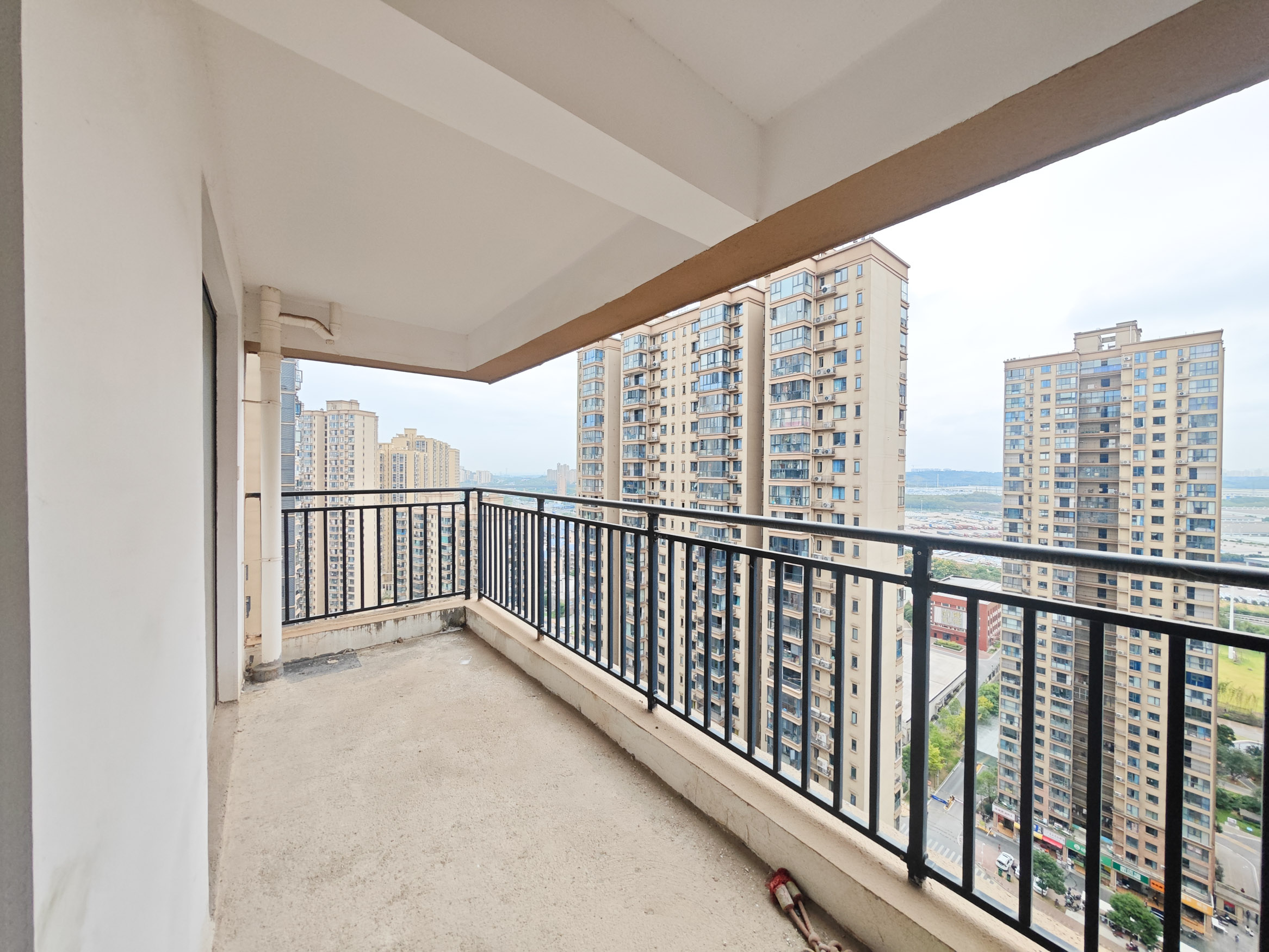 中建嘉和城  3室2厅2卫   95.00万阳台