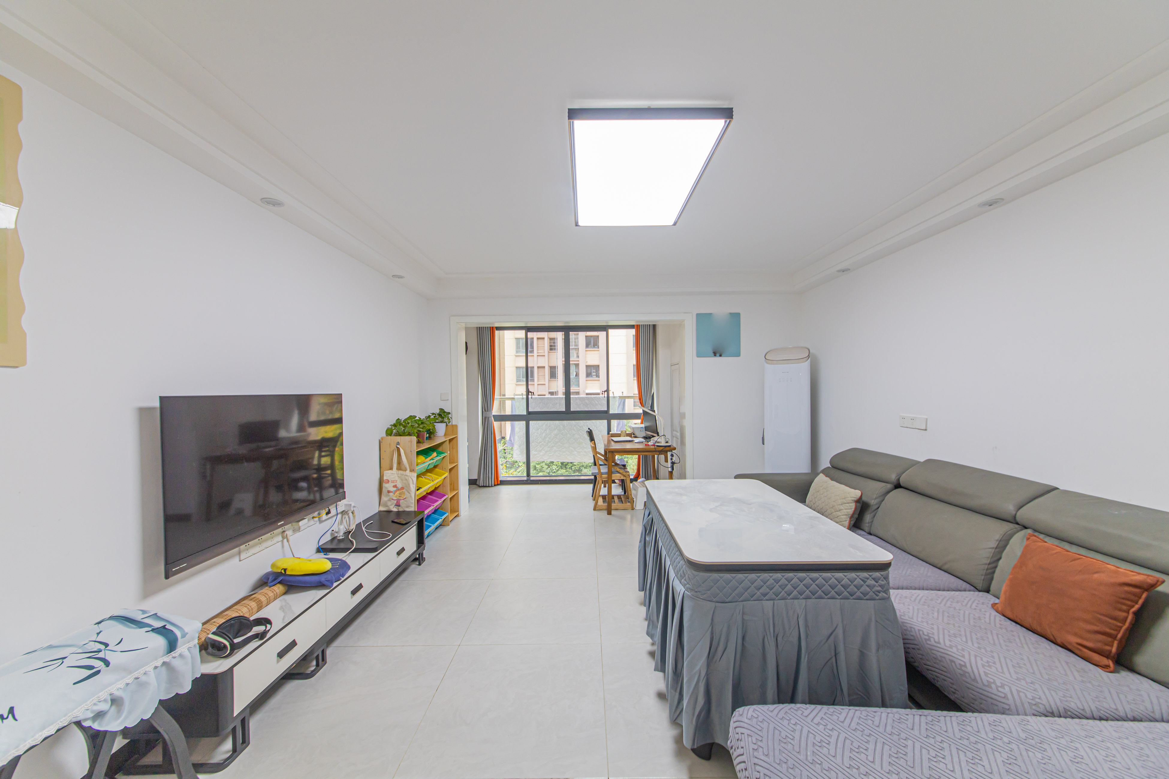 保利花园 4室2厅2卫 132.0万 保利花园 4室2厅2卫 132.0万客厅