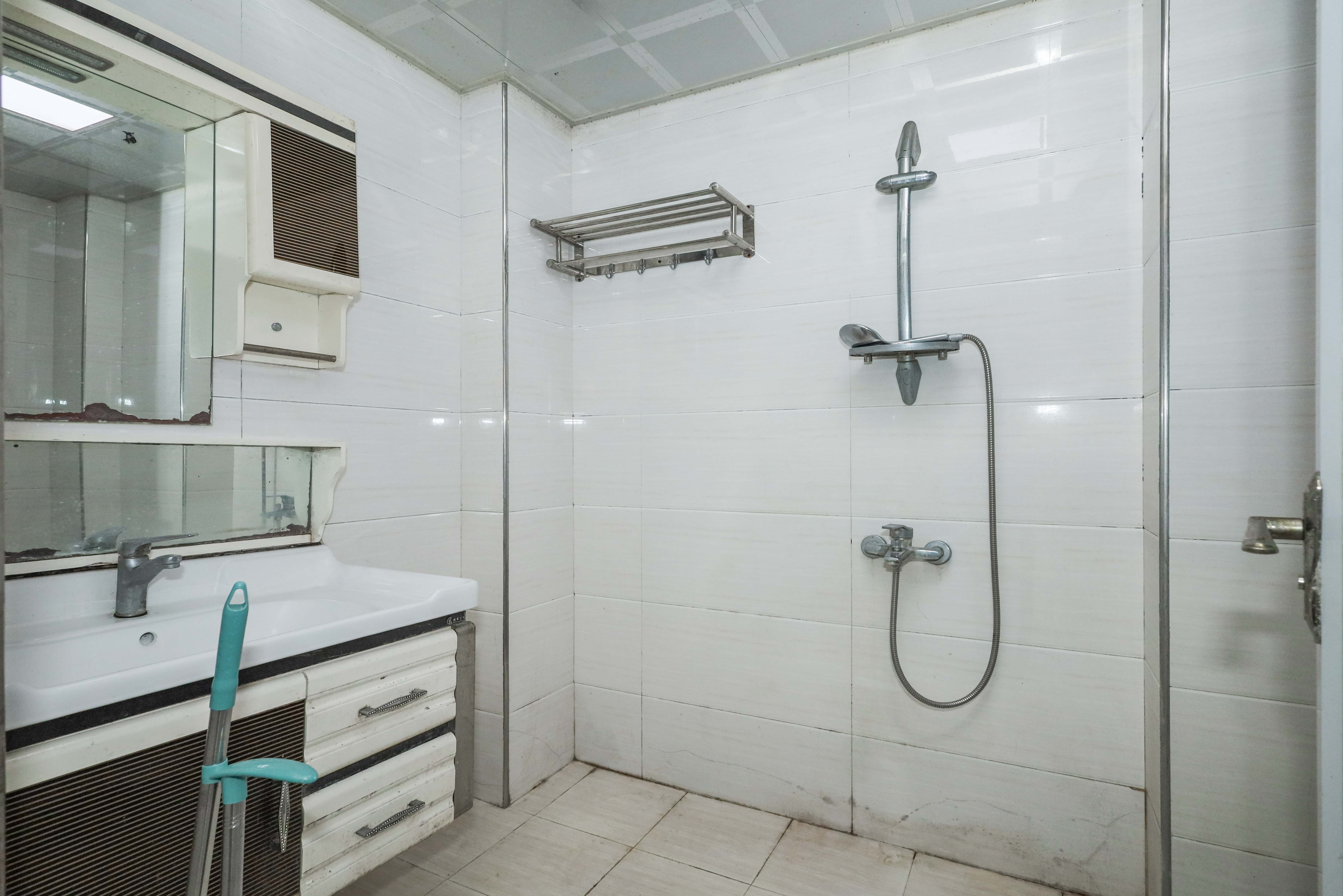 保利麓谷林语I区  1室1厅1卫    32.0万 保利麓谷林语I区  1室1厅1卫    32.0万卫生间