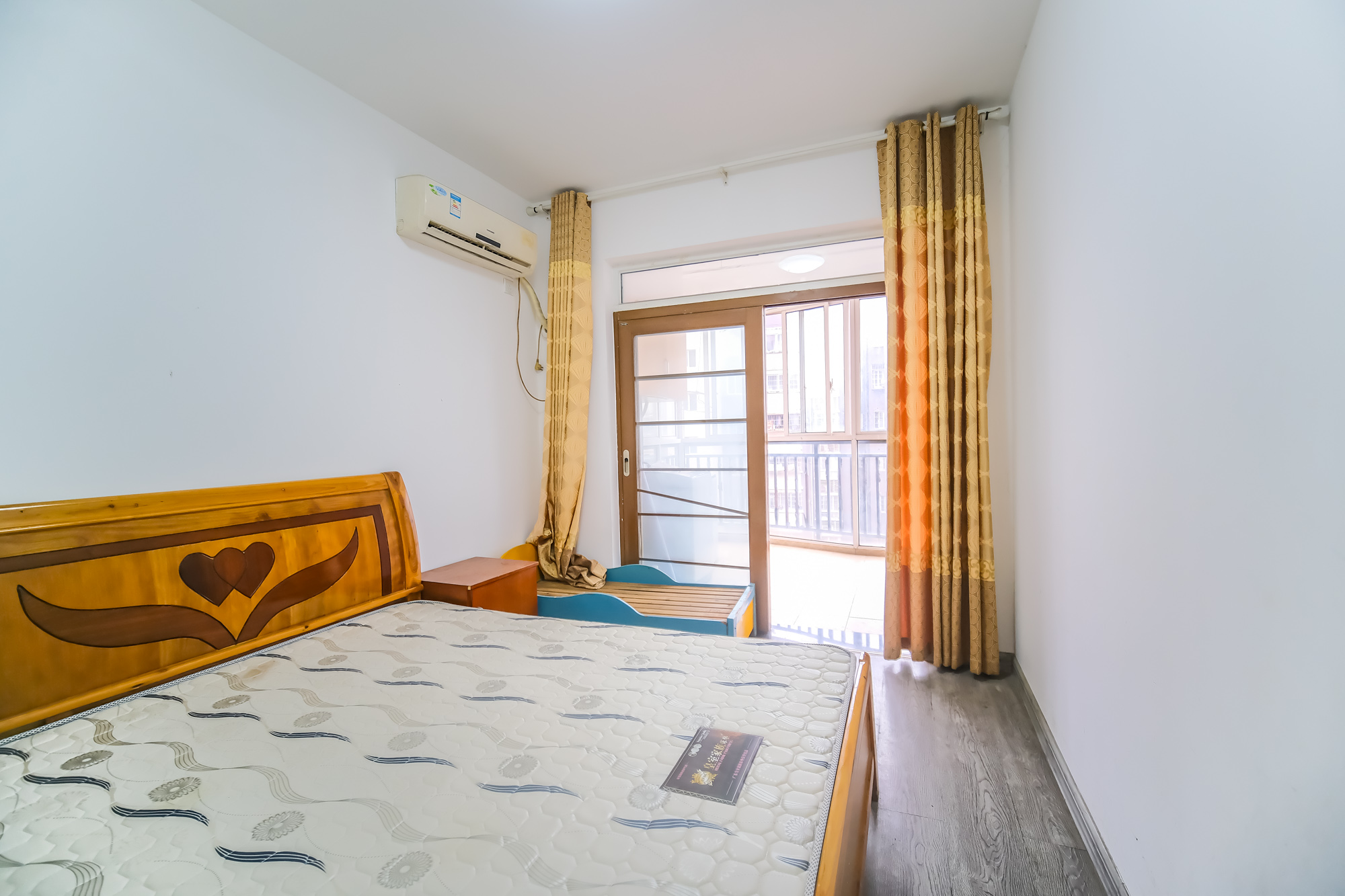 世景华庭 3室2厅2卫 68.8万 世景华庭 3室2厅2卫 68.8万卧室