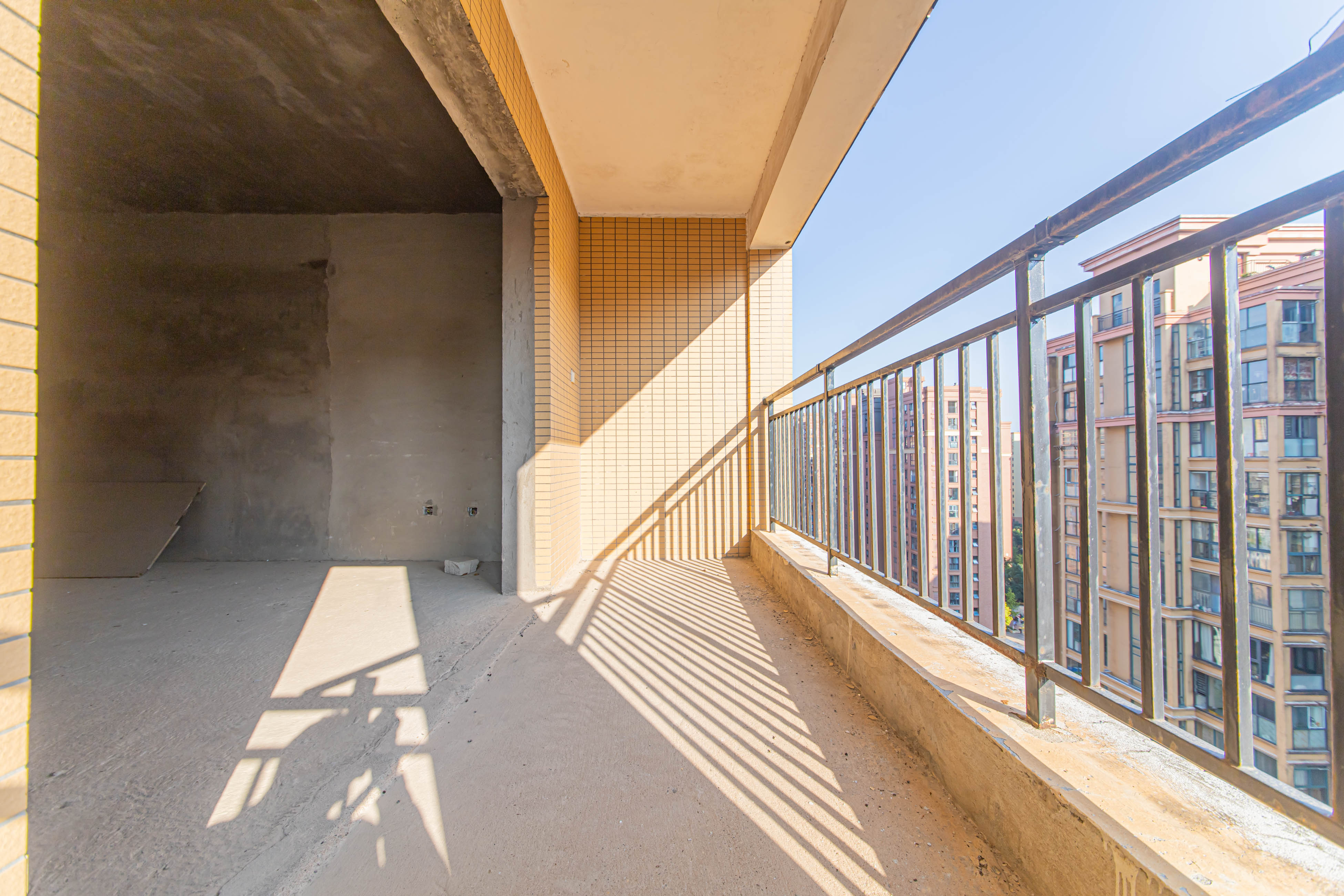 星城荣域  4室2厅2卫    199.8万阳台