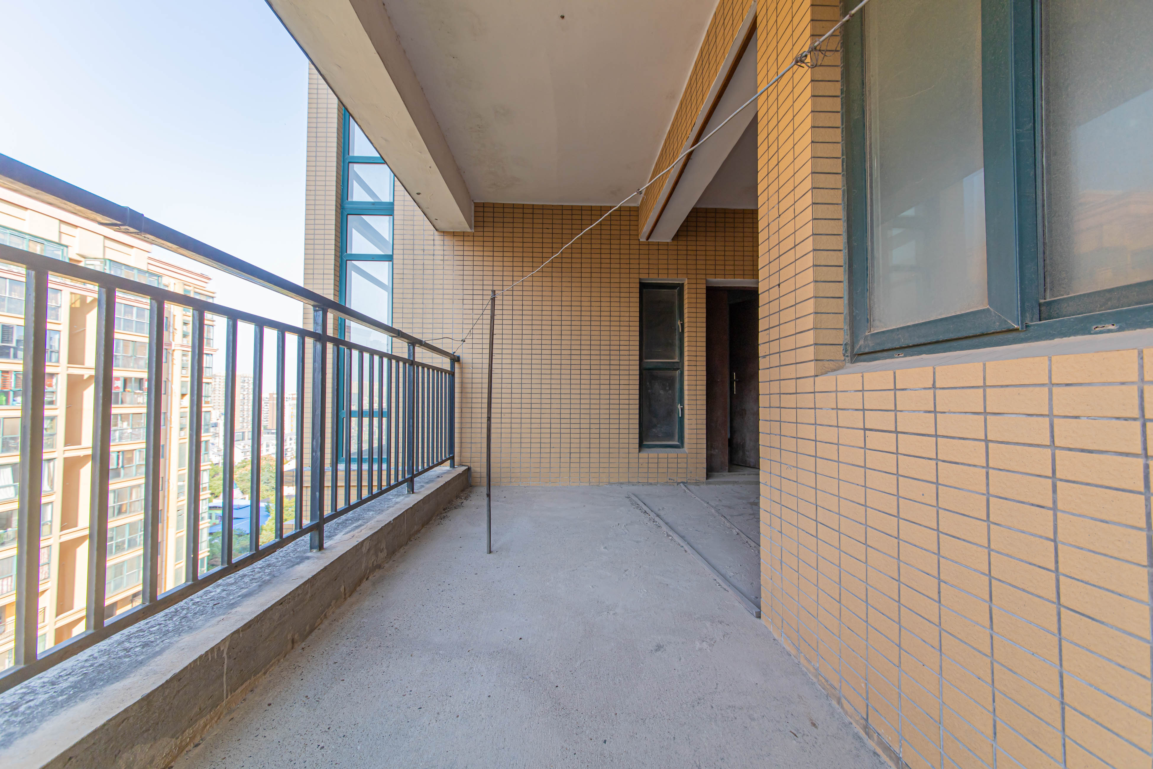 星城荣域  4室2厅2卫    199.8万阳台