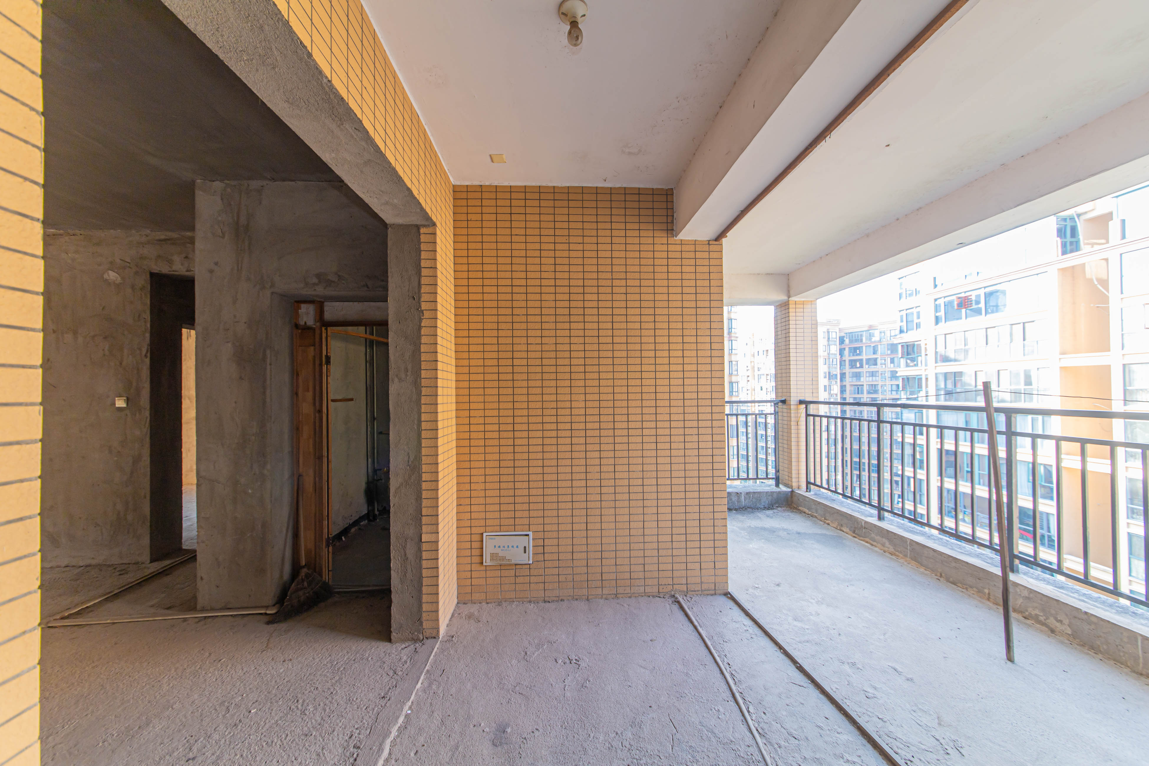 星城荣域  4室2厅2卫    199.8万阳台