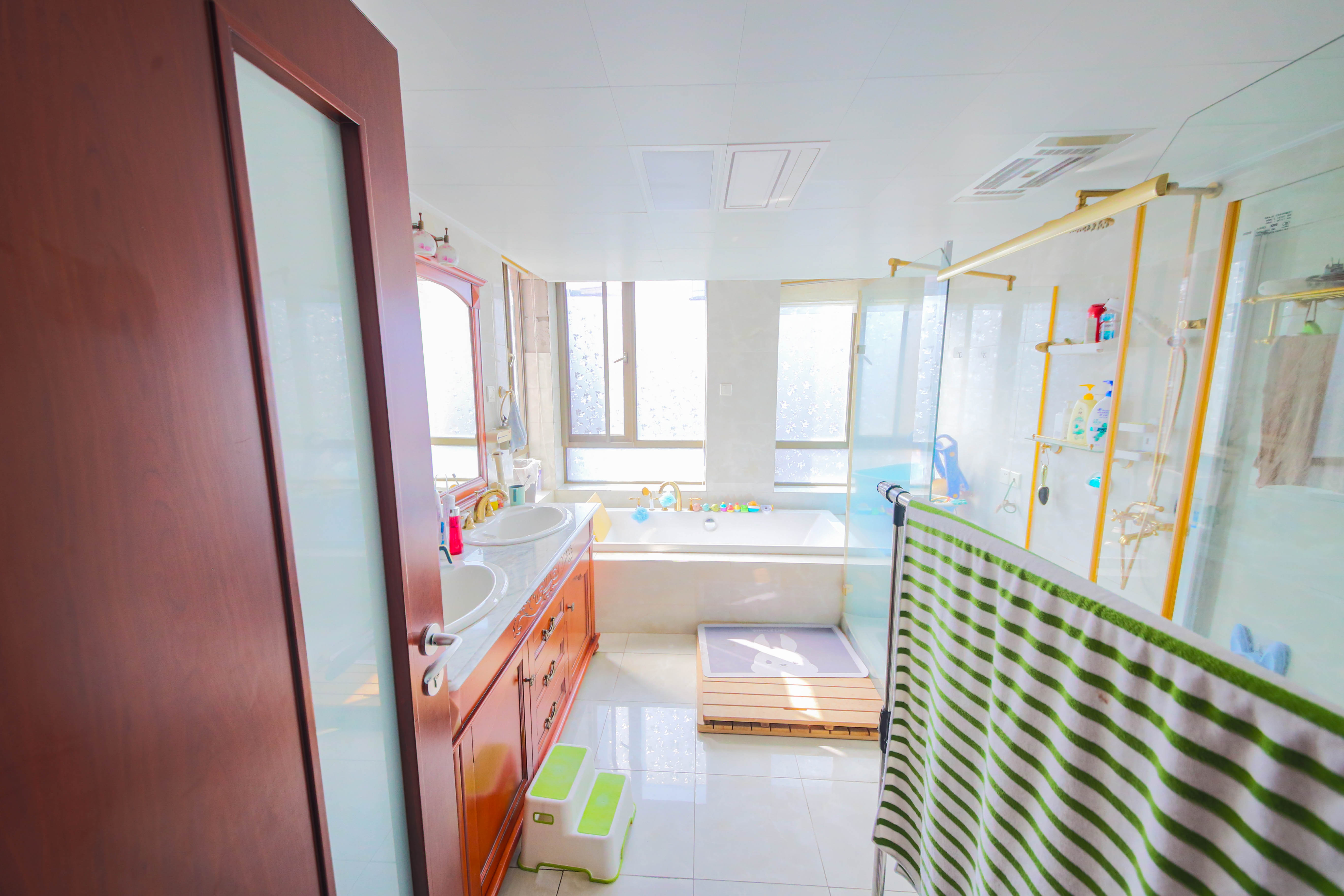 奥林匹克花园  4室2厅1卫    300.0万 奥林匹克花园  4室2厅1卫    300.0万卫生间