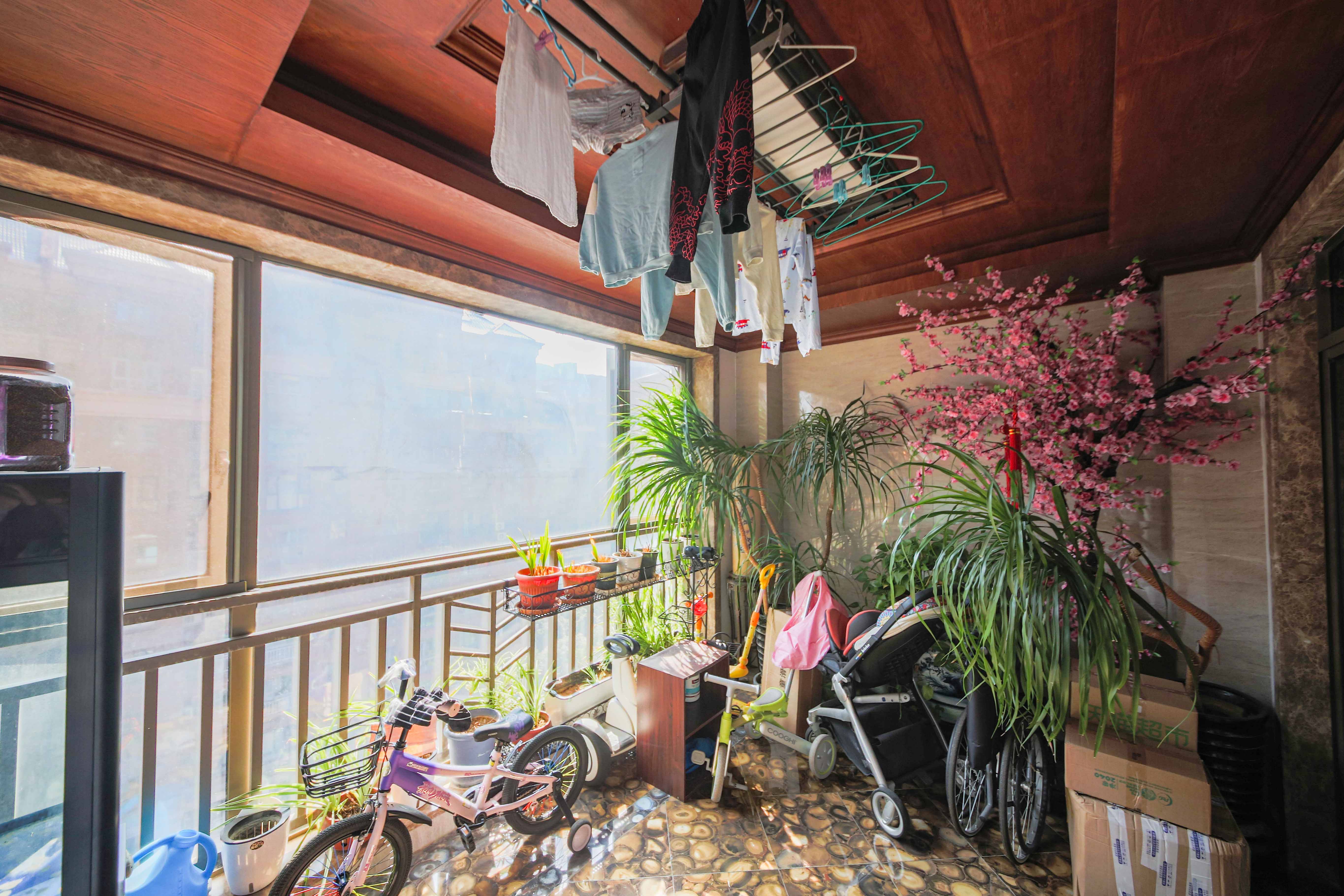 奥林匹克花园  4室2厅1卫    300.0万 奥林匹克花园  4室2厅1卫    300.0万阳台