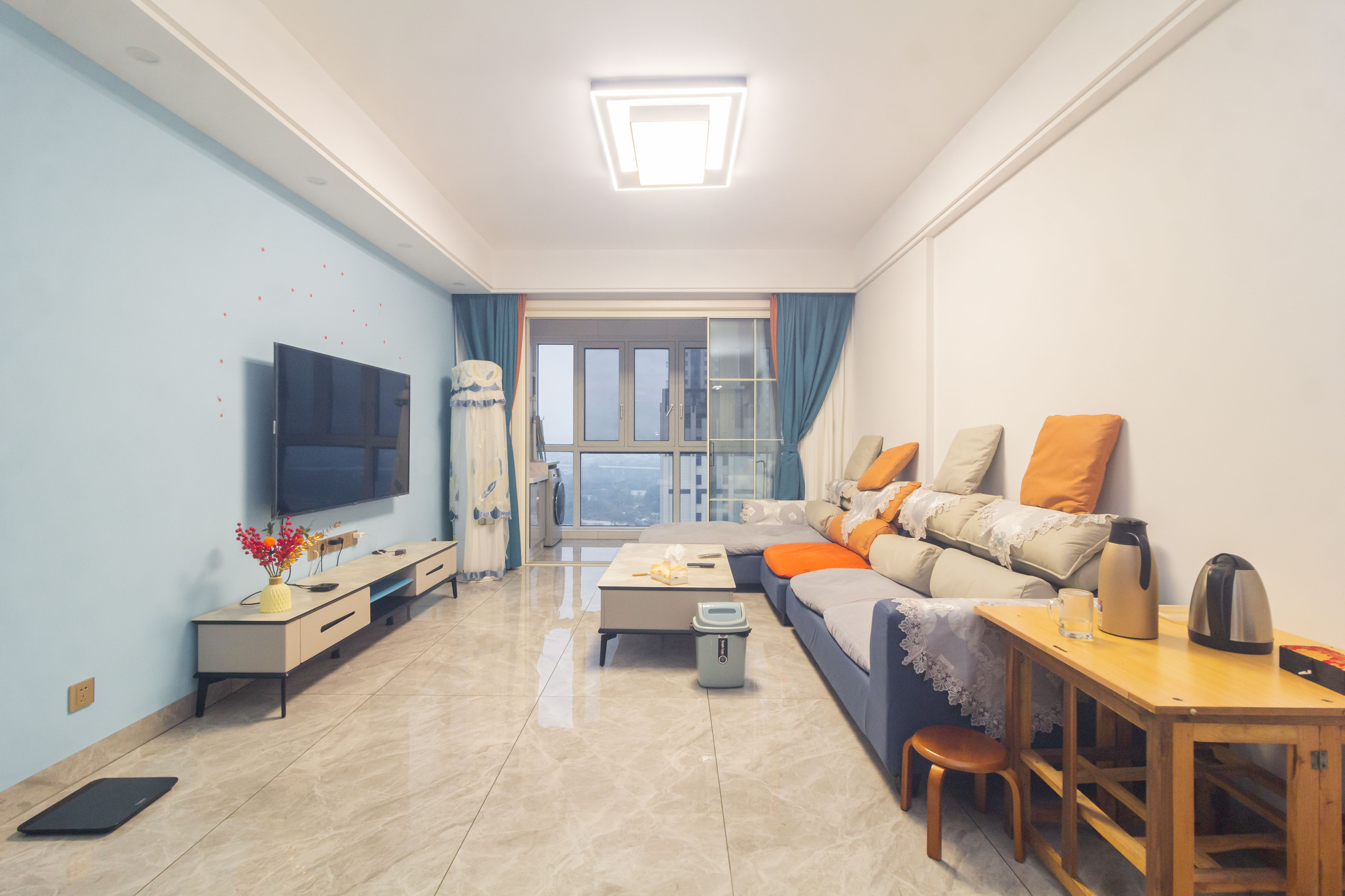 财汇新天地(财汇商务广场) 3室2厅2卫 78.0万 财汇新天地(财汇商务广场) 3室2厅2卫 78.0万客厅