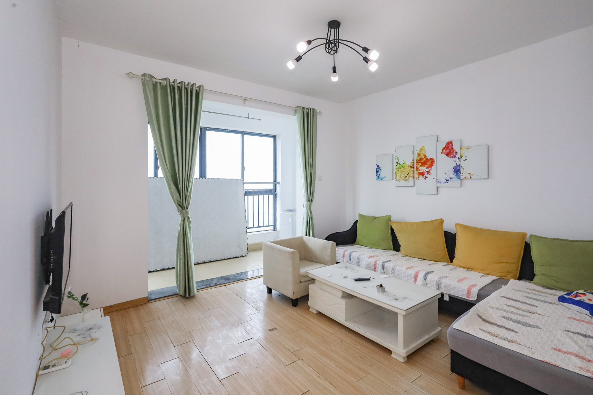 滨江海棠湾  3室2厅1卫    67.8万客厅