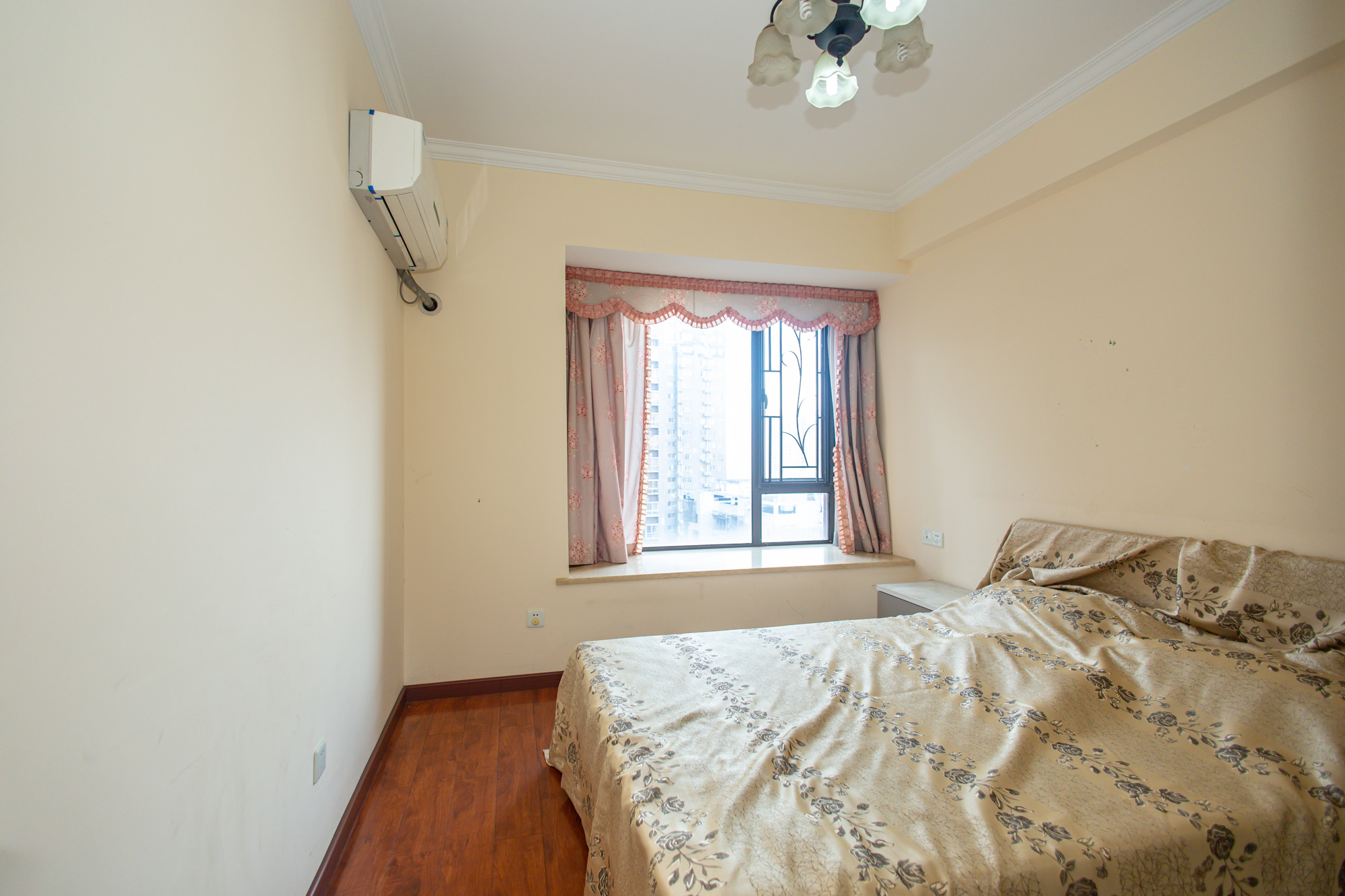 华润凤凰城二期  5室2厅2卫    109.5万 华润凤凰城二期  5室2厅2卫    109.5万卧室