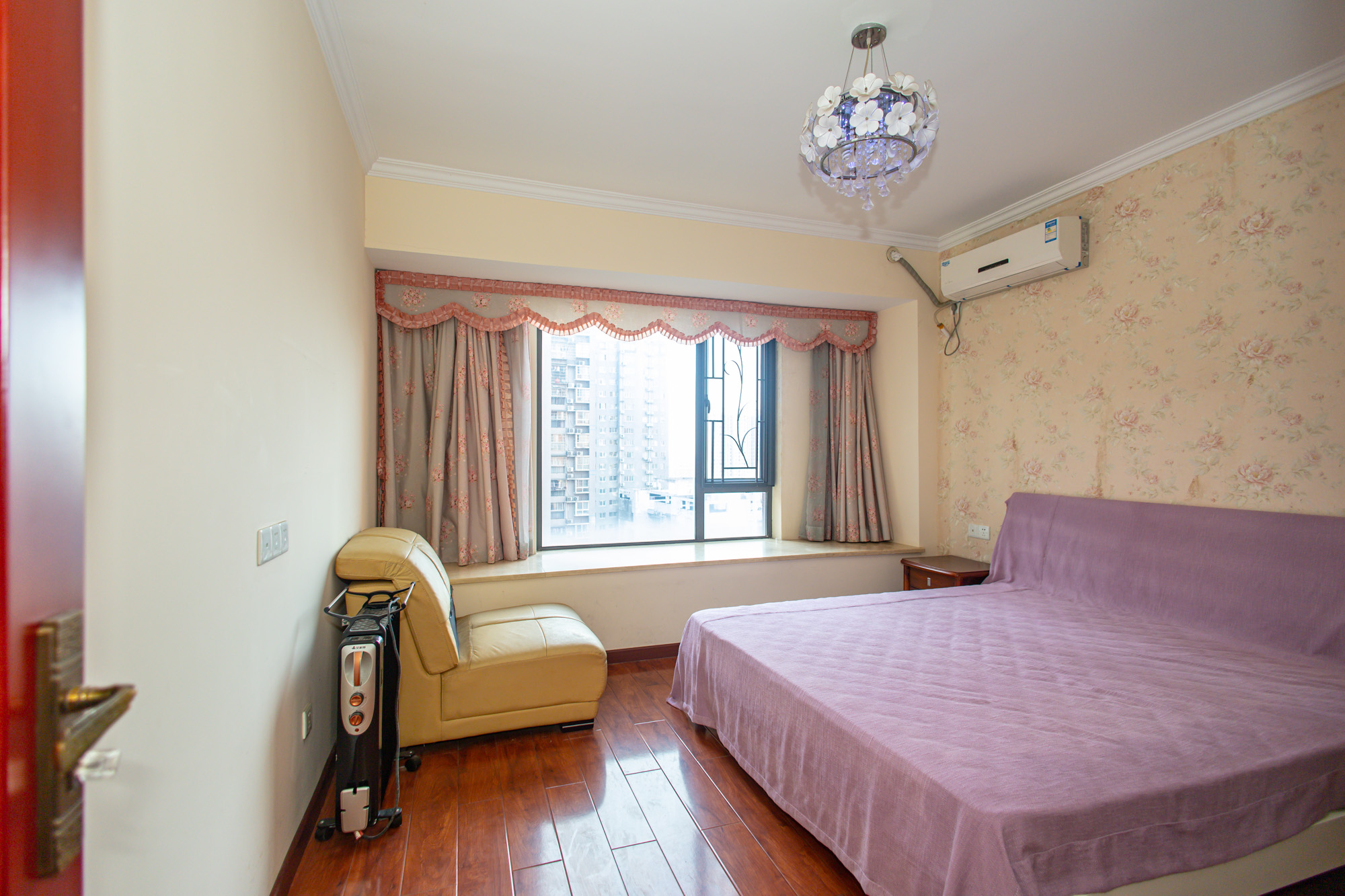 华润凤凰城二期  5室2厅2卫    109.5万 华润凤凰城二期  5室2厅2卫    109.5万卧室