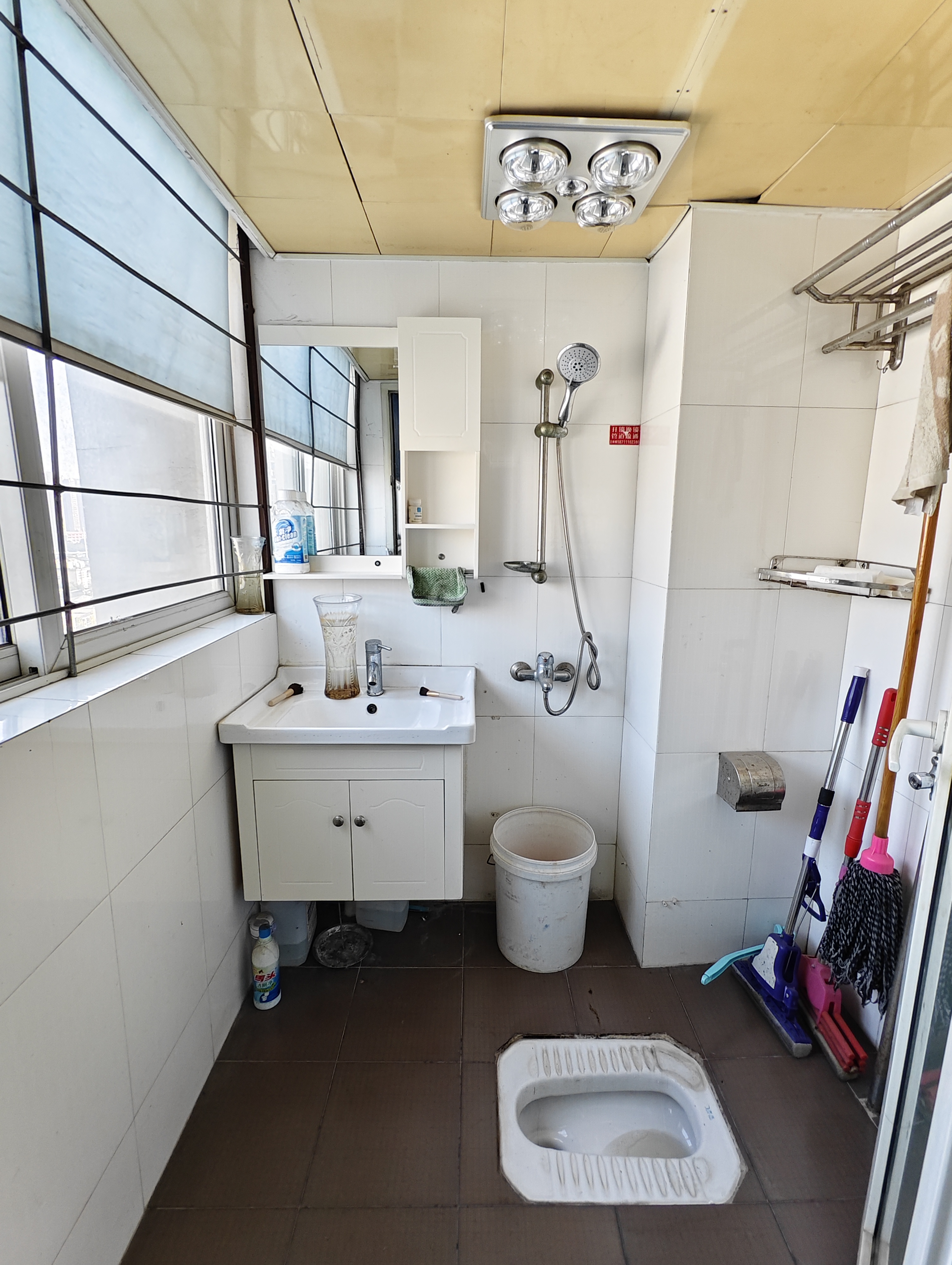 建鴻達(dá)現(xiàn)代公寓  2室1廳1衛(wèi)   2400.00元/月室內(nèi)圖