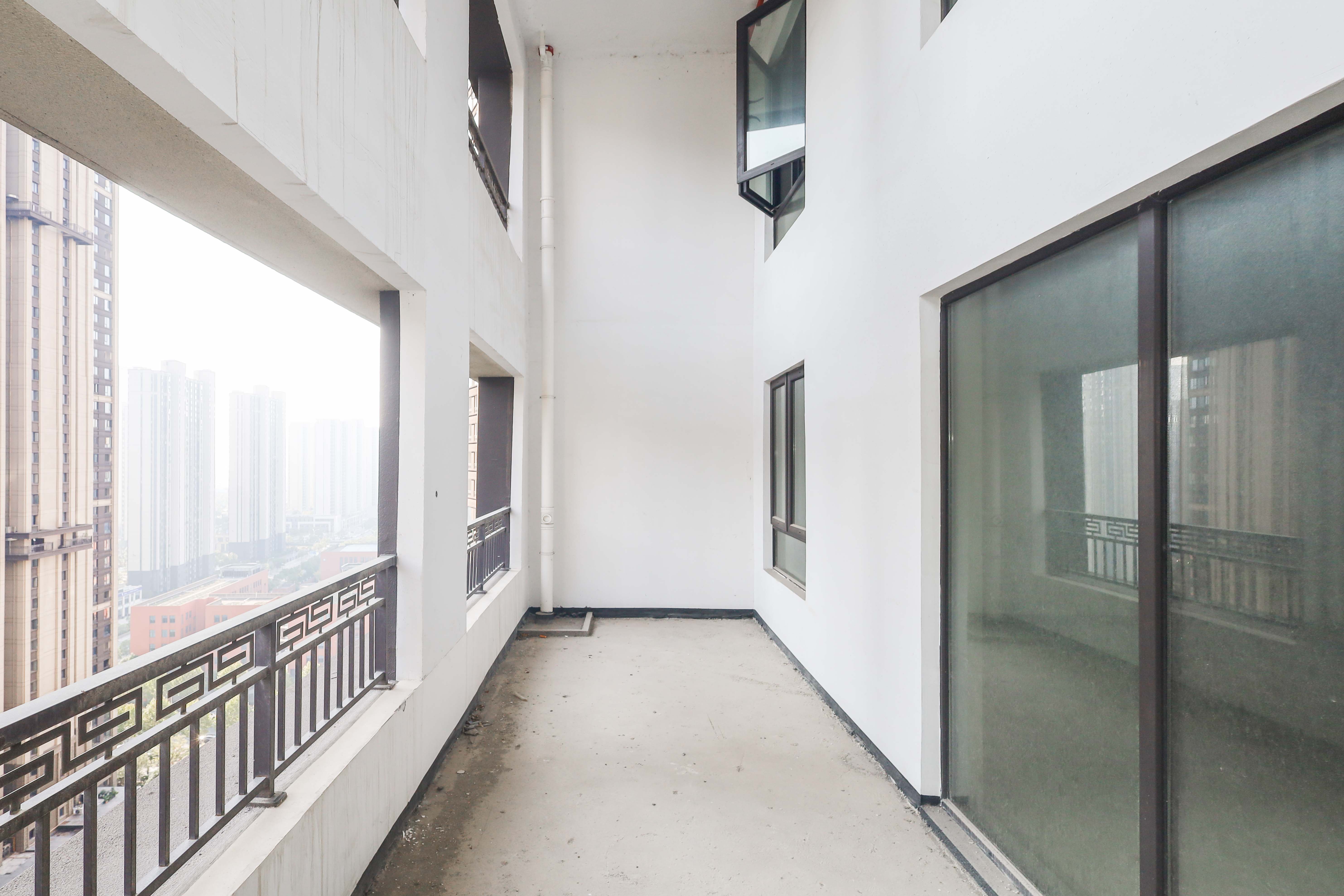 建发央著  5室2厅2卫   350.00万阳台